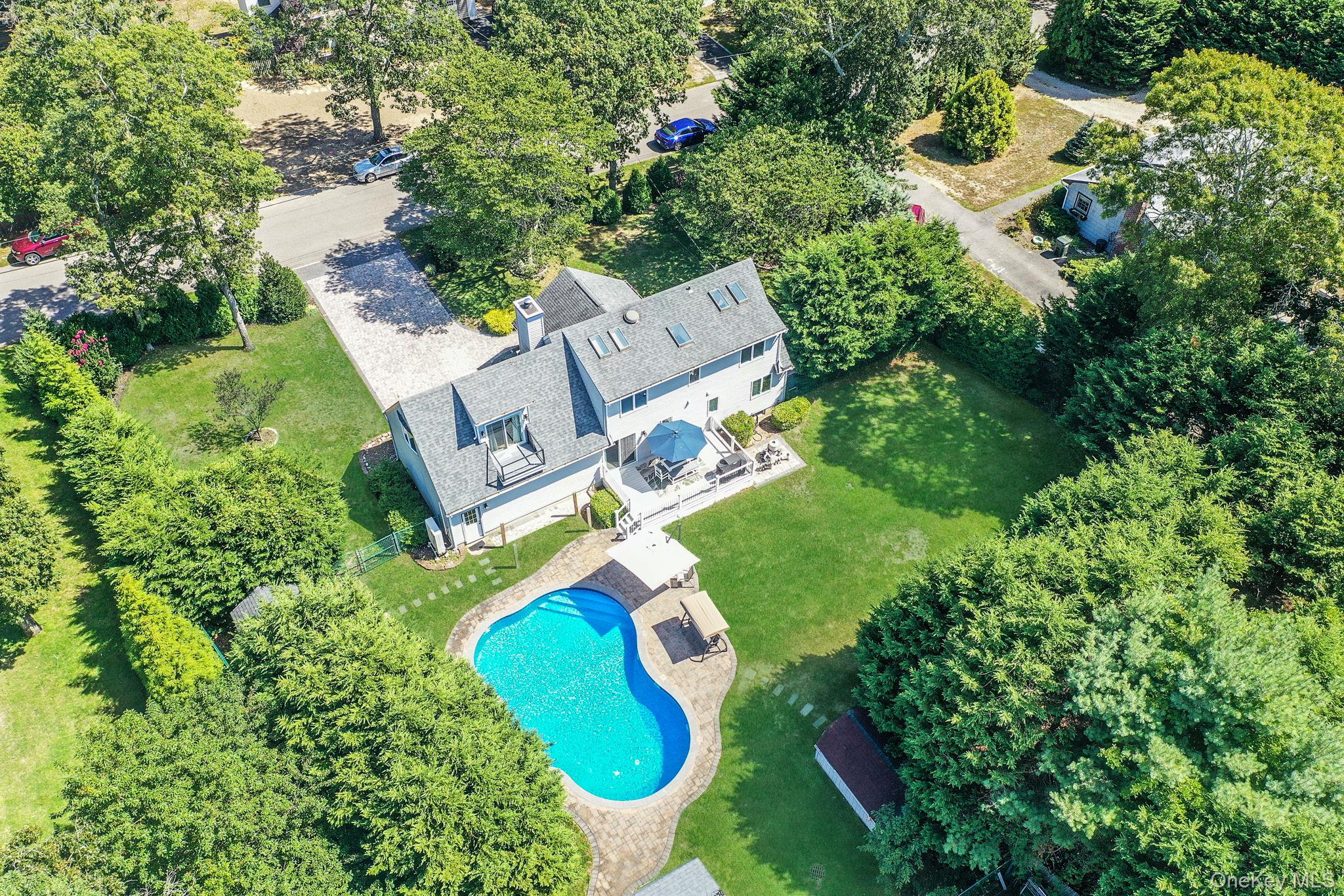 8 Paynes Lane, East Quogue, NY 11942