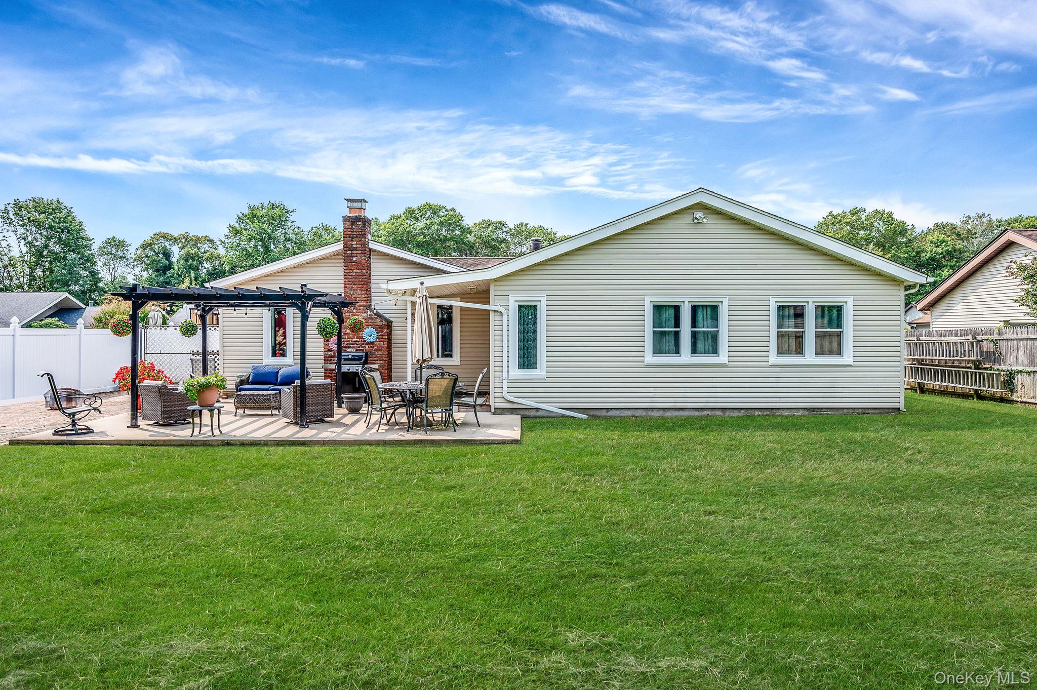 21 Windermere Drive, Holbrook, NY 11741