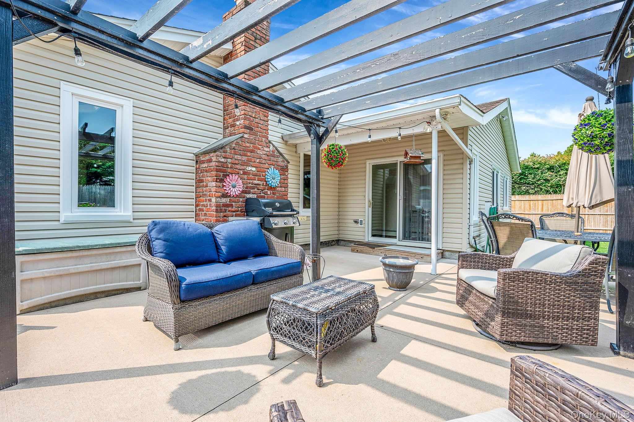 21 Windermere Drive, Holbrook, NY 11741