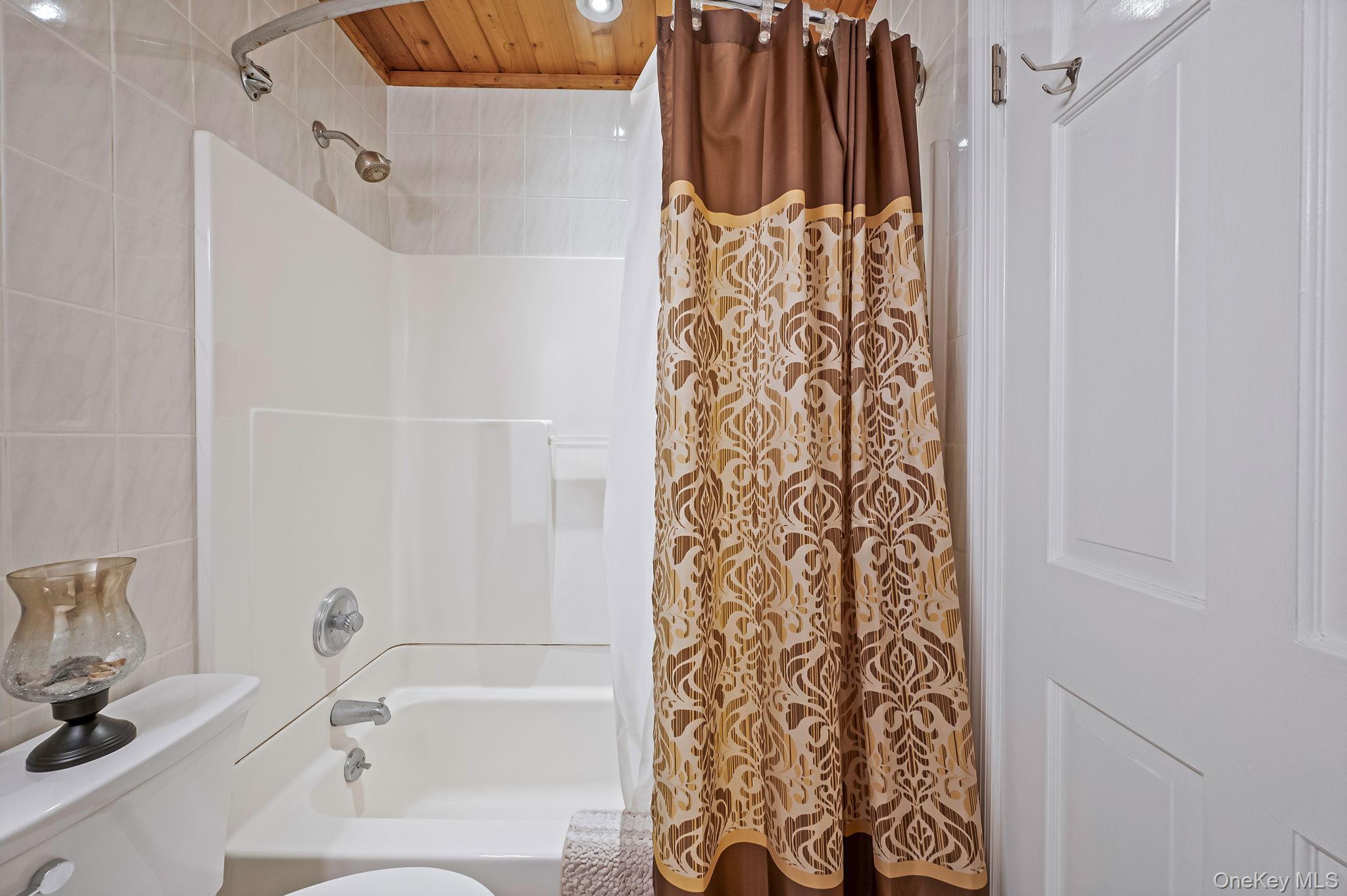 21 Windermere Drive, Holbrook, NY 11741