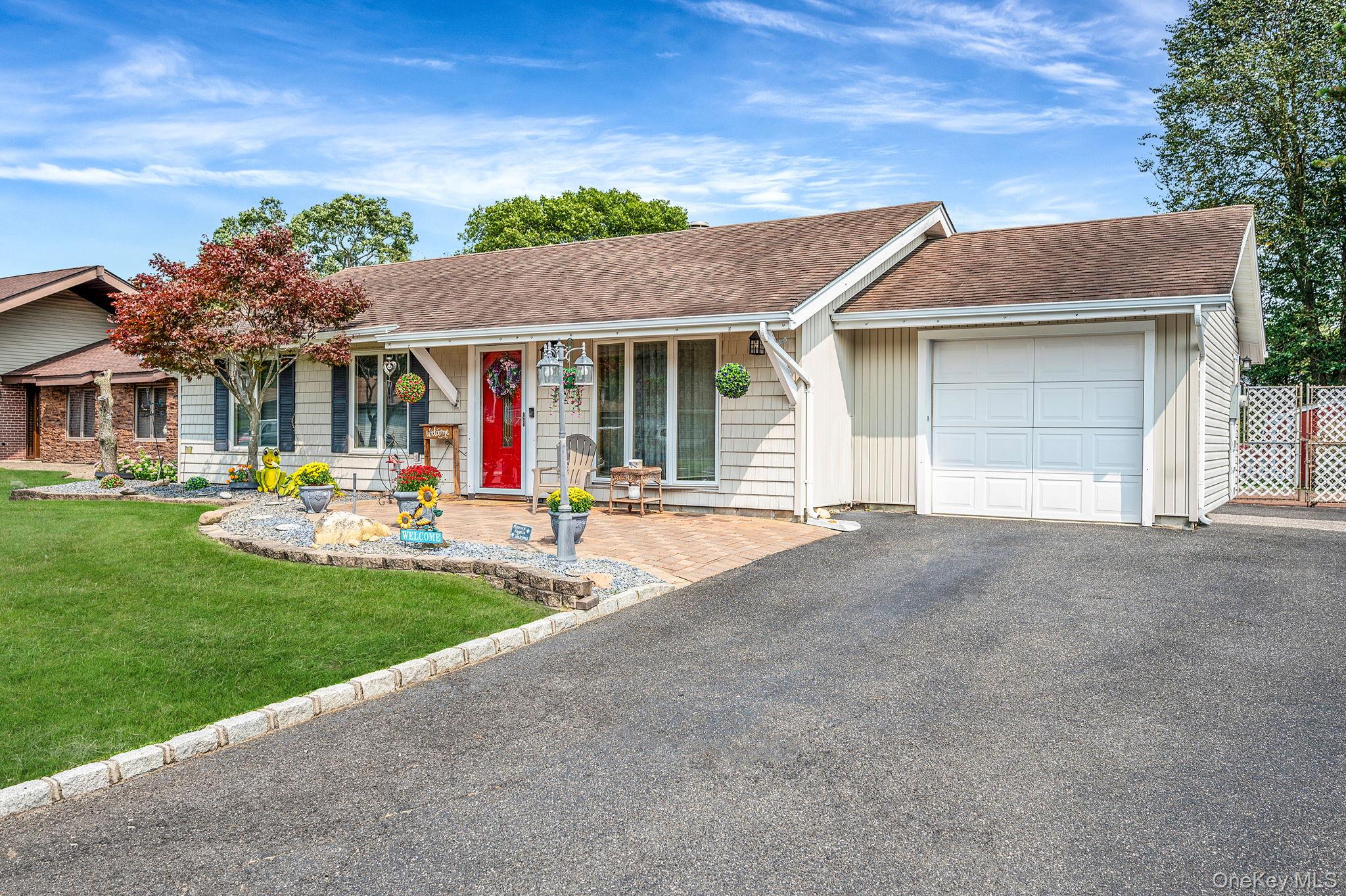 21 Windermere Drive, Holbrook, NY 11741