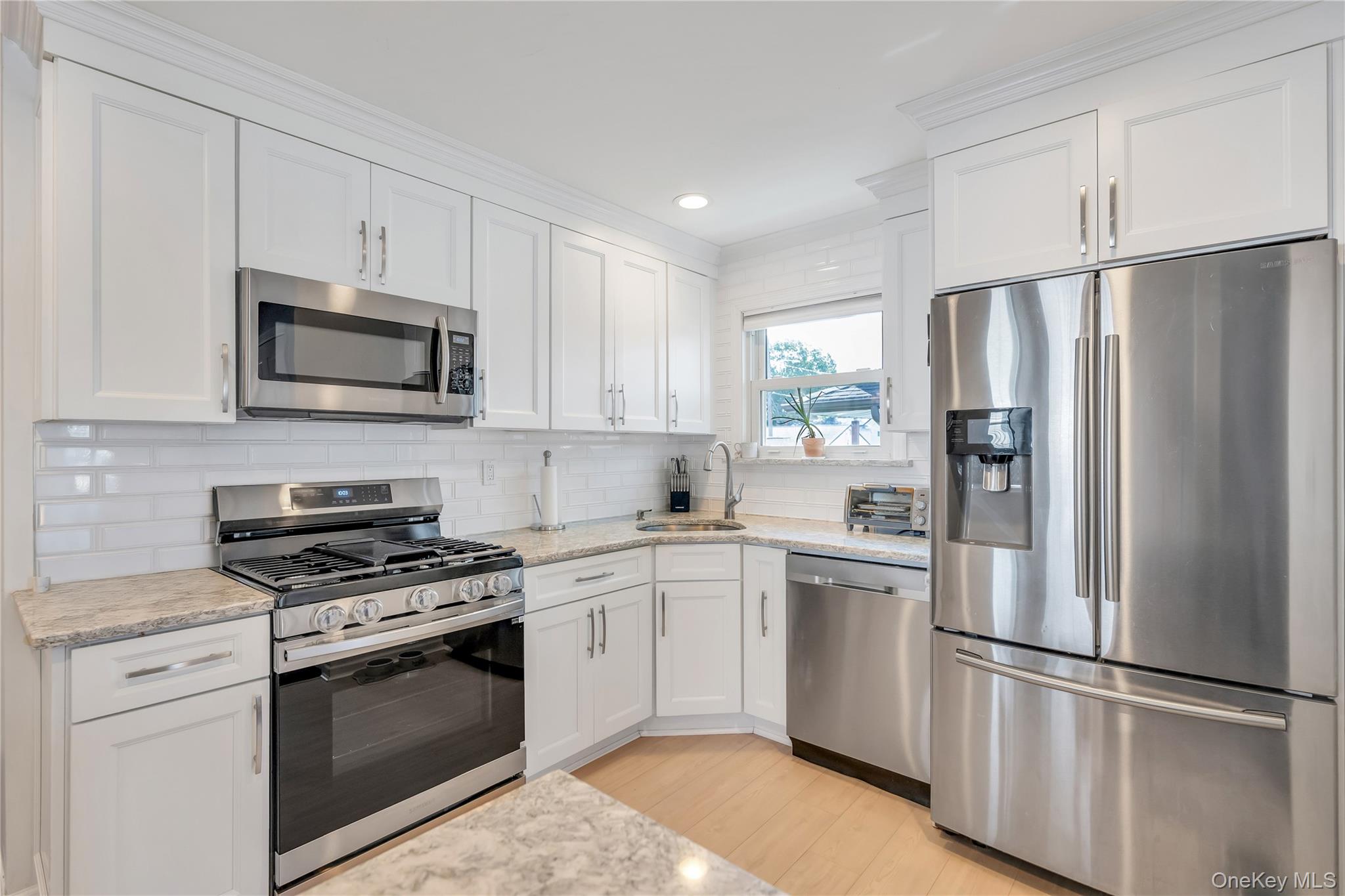 29 Collins Avenue, Deer Park, NY 11729