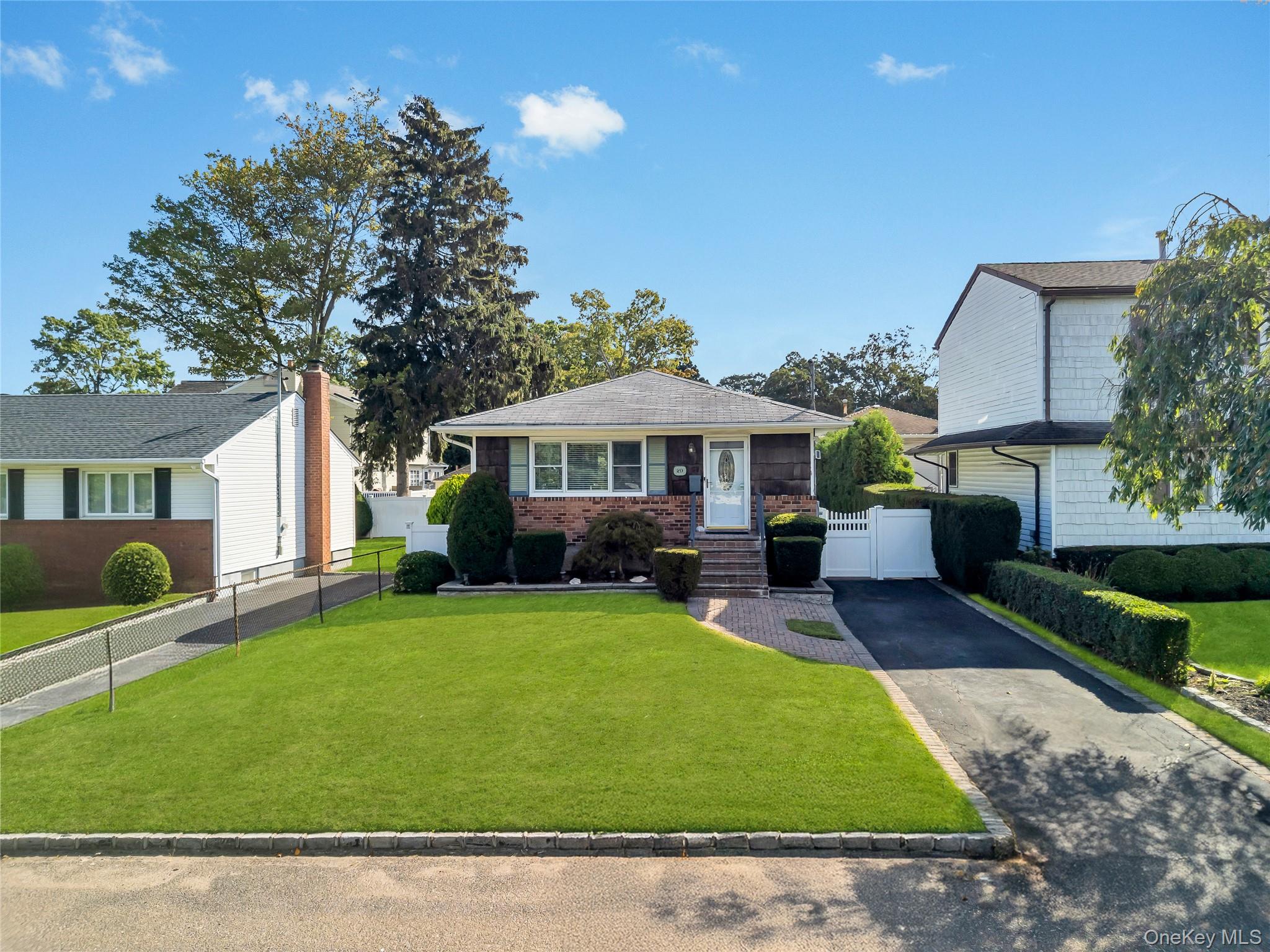 29 Collins Avenue, Deer Park, NY 11729