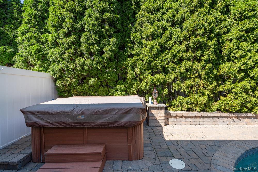 2 Flower Lane, Jericho, NY 11753