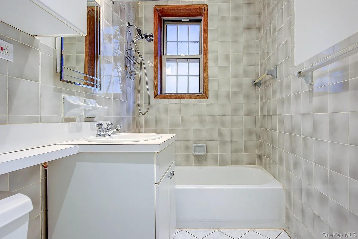 4 Dartmouth Street # 410, Forest Hills, NY 11375