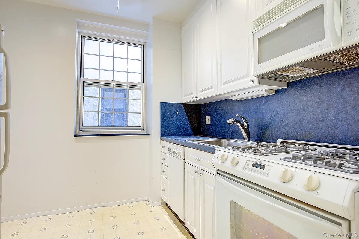 4 Dartmouth Street # 410, Forest Hills, NY 11375