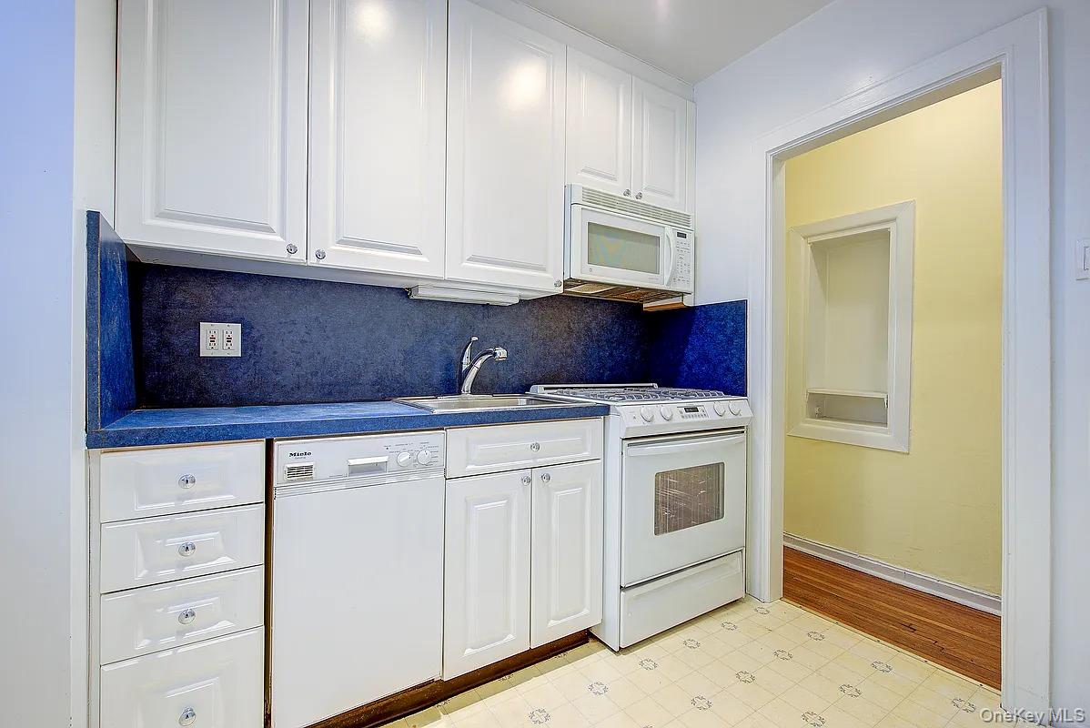 4 Dartmouth Street # 410, Forest Hills, NY 11375