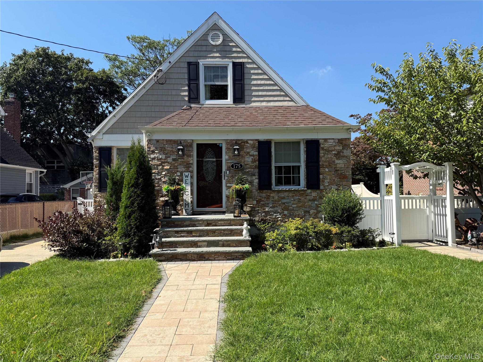 175 Wardwell Road, Mineola, NY 11501