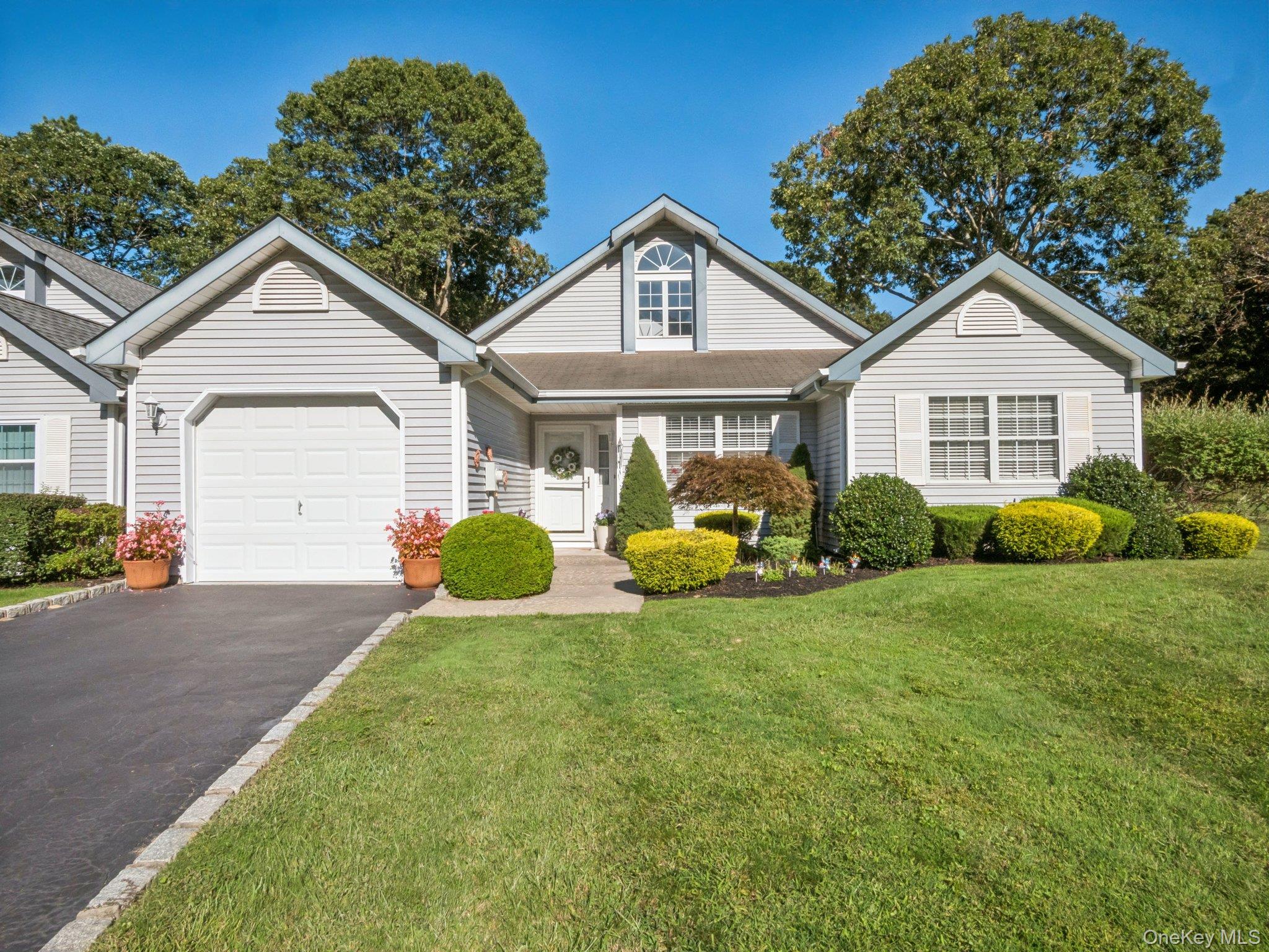 14 Huntingdale Way, Middle Island, NY 11953