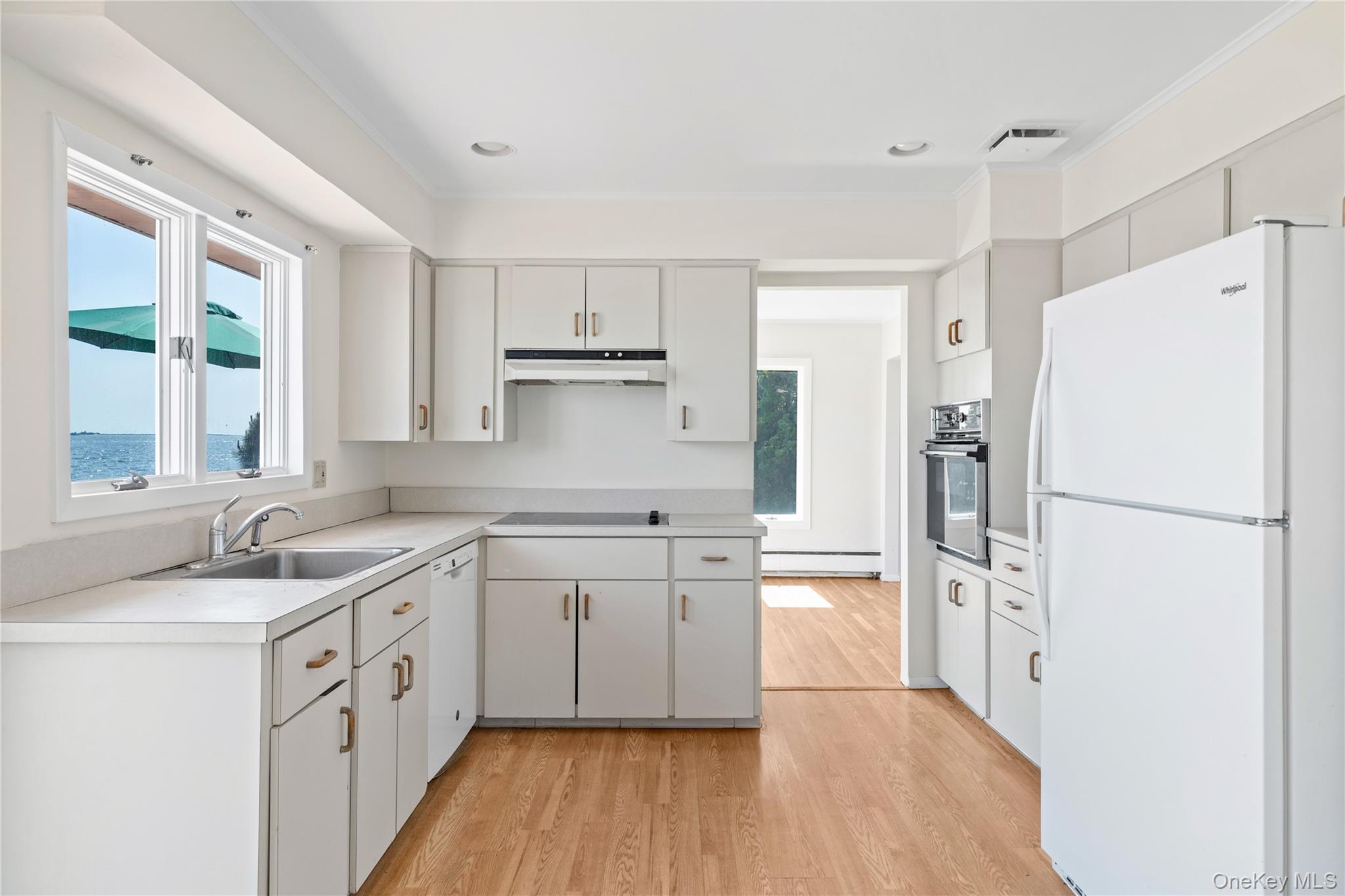 167 Secatogue Lane W, West Islip, NY 11795