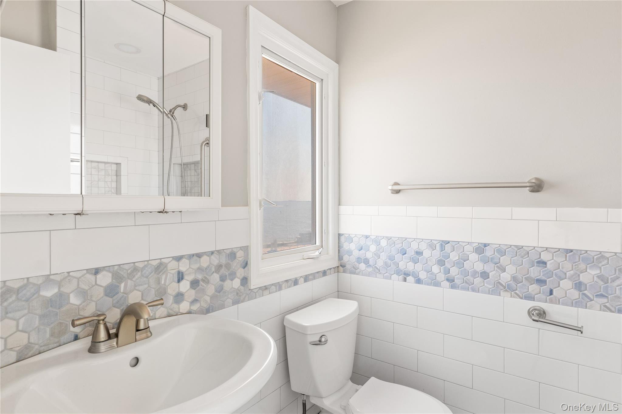 167 Secatogue Lane W, West Islip, NY 11795