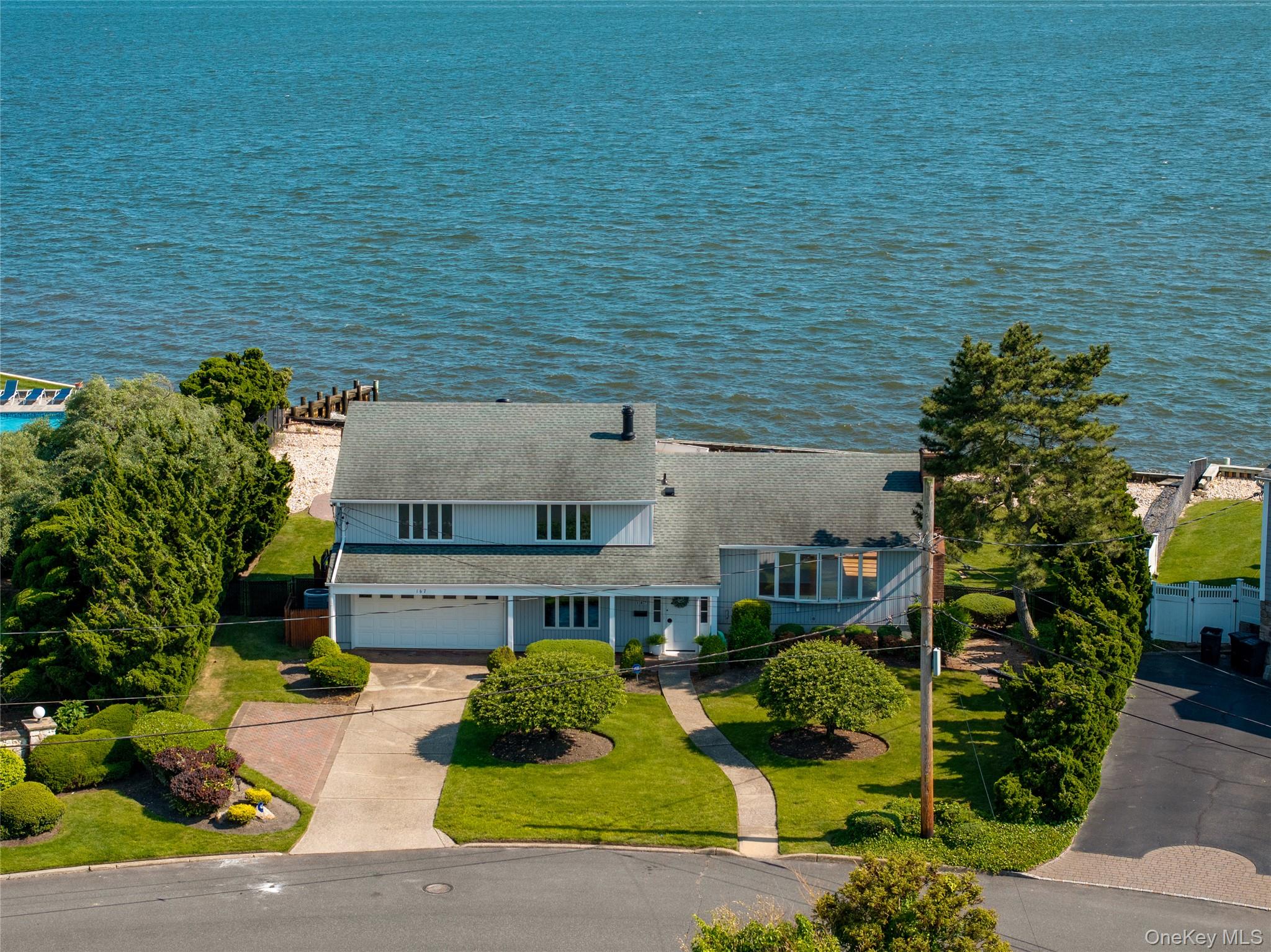 167 Secatogue Lane W, West Islip, NY 11795