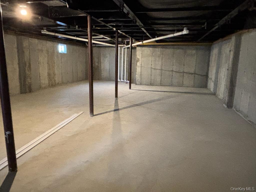 1661 Old Country Rd # 563, Riverhead, NY 11901