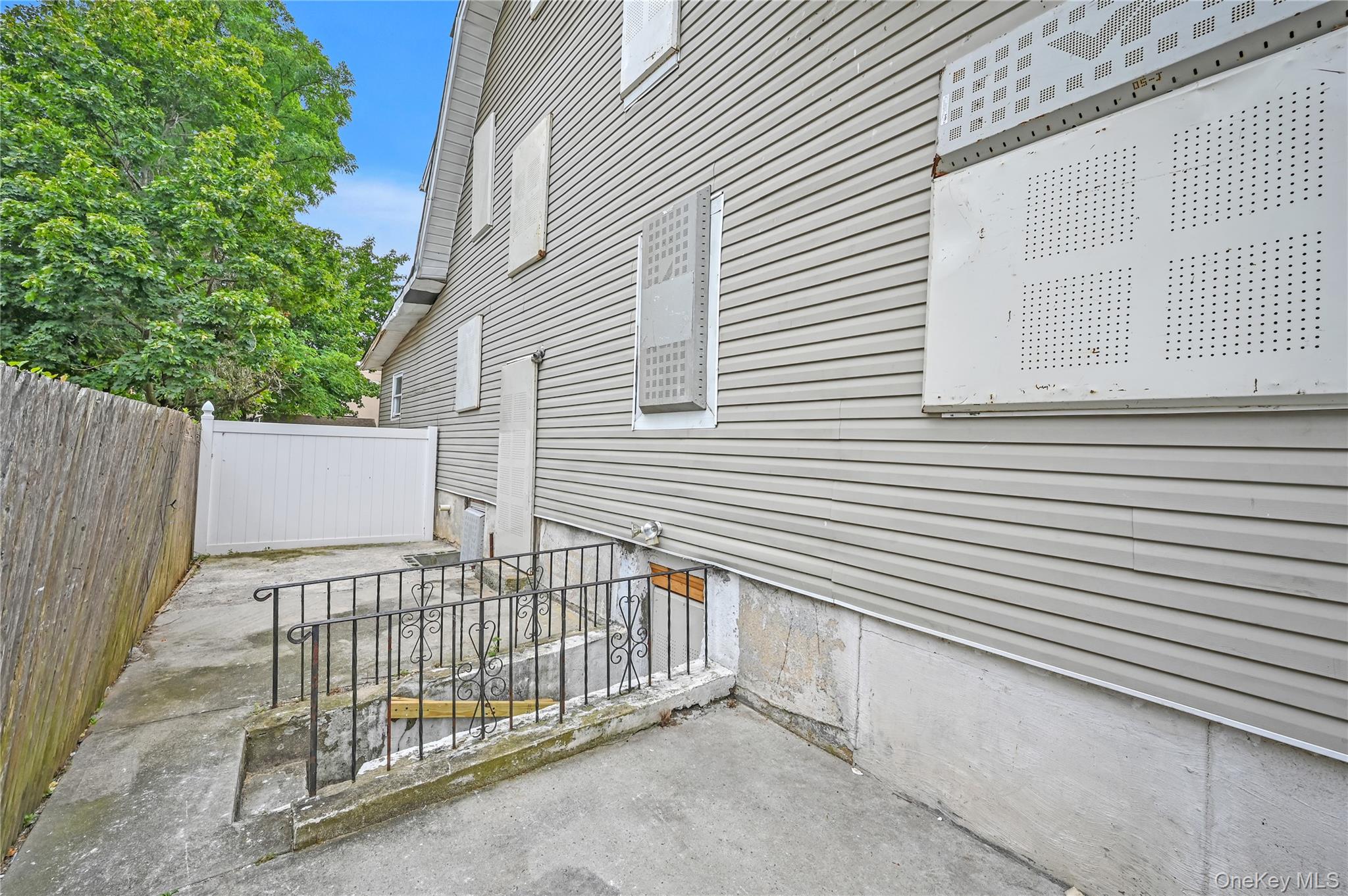 20 E Roosevelt Avenue, Roosevelt, NY 11575