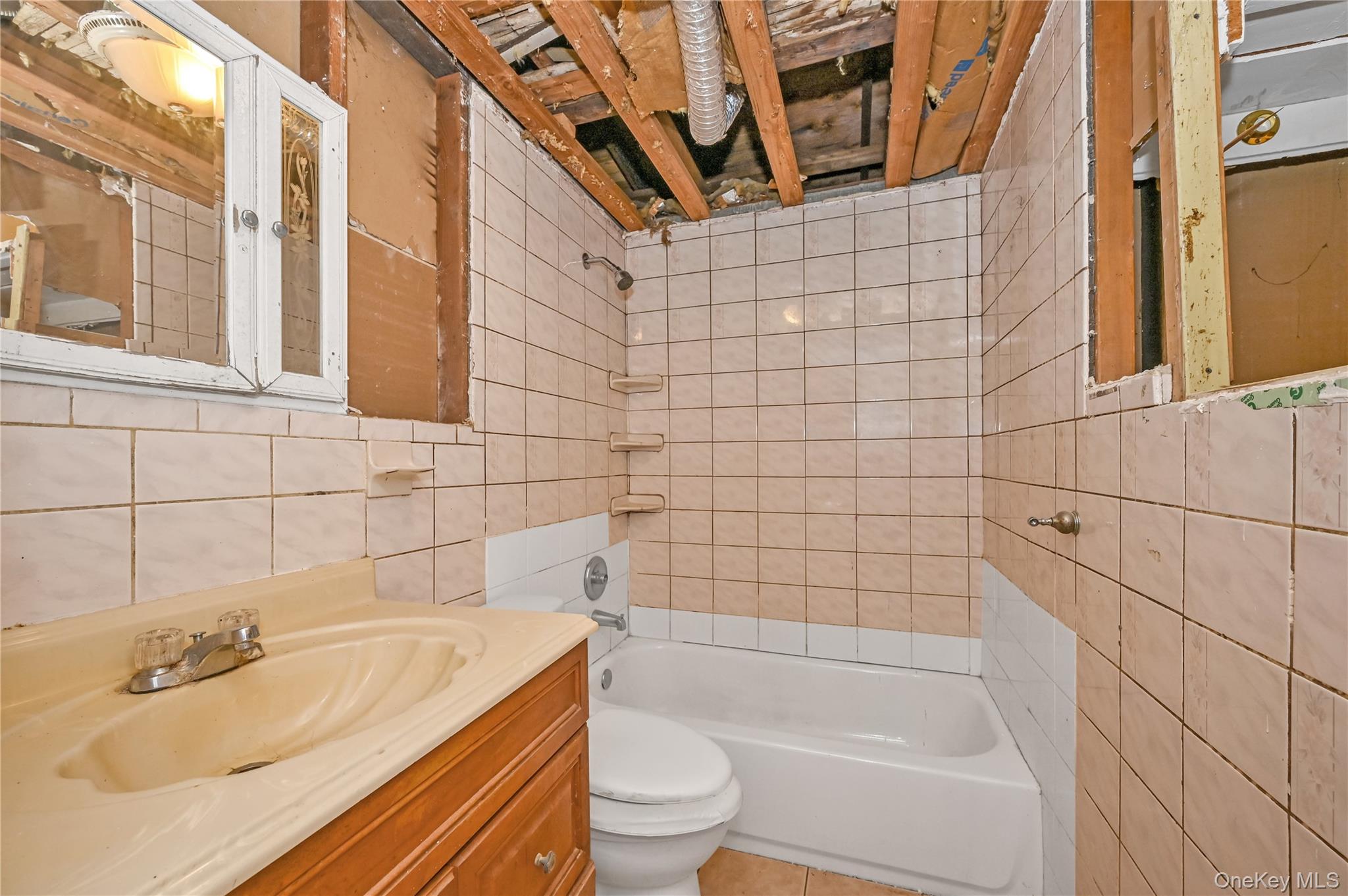 20 E Roosevelt Avenue, Roosevelt, NY 11575