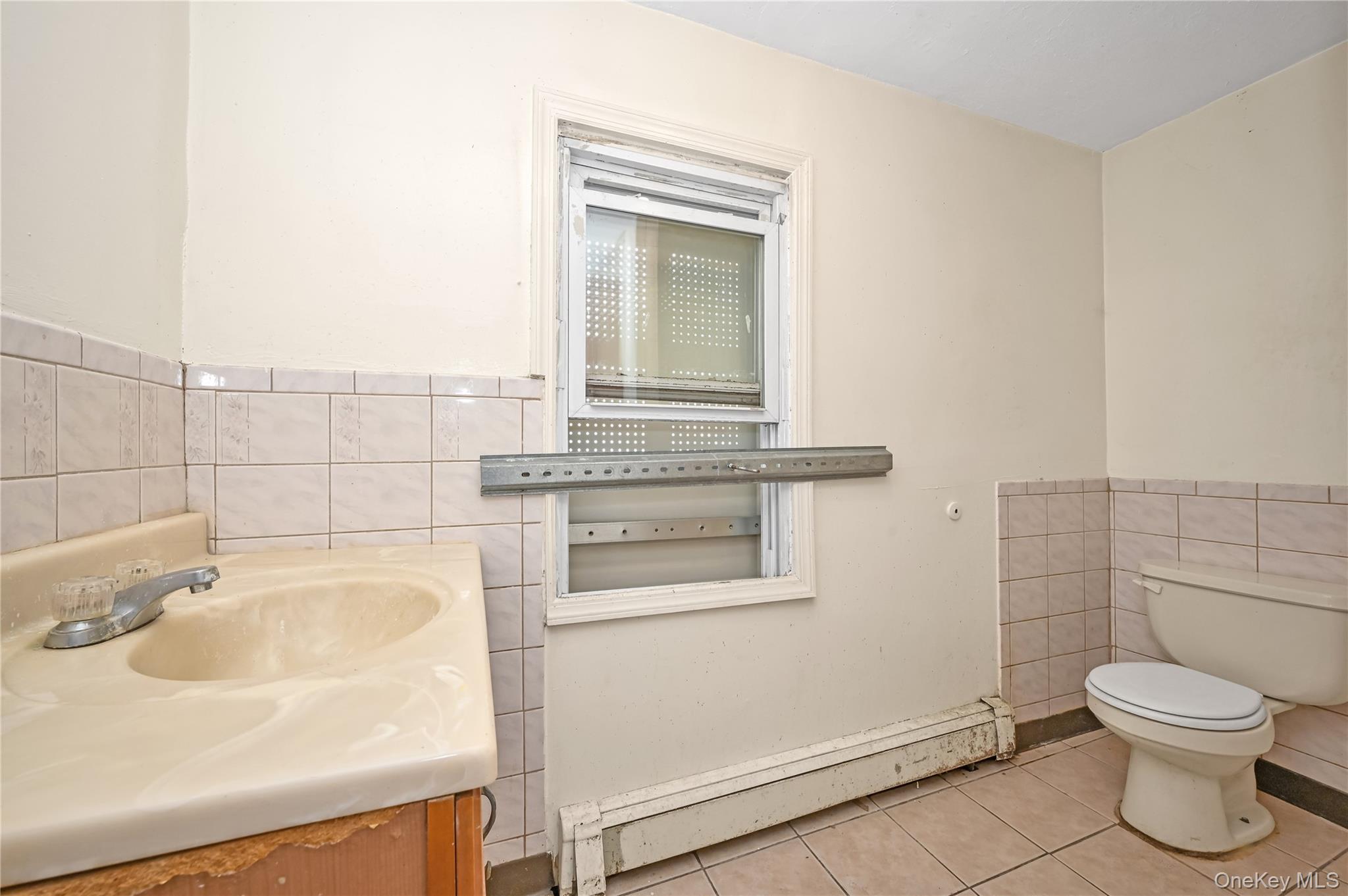 20 E Roosevelt Avenue, Roosevelt, NY 11575