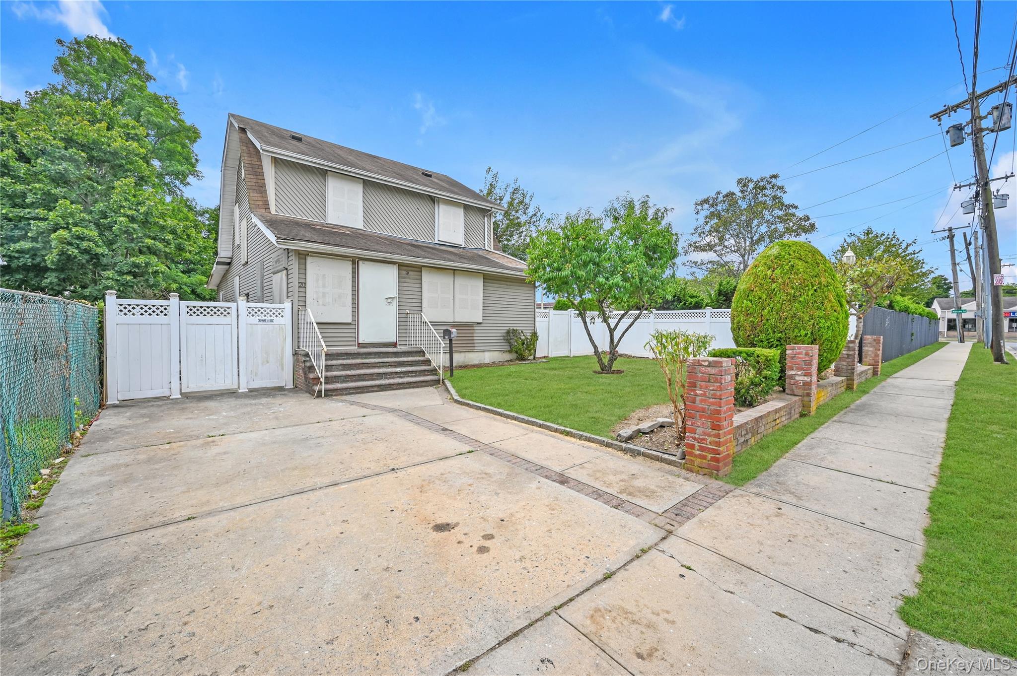 20 E Roosevelt Avenue, Roosevelt, NY 11575