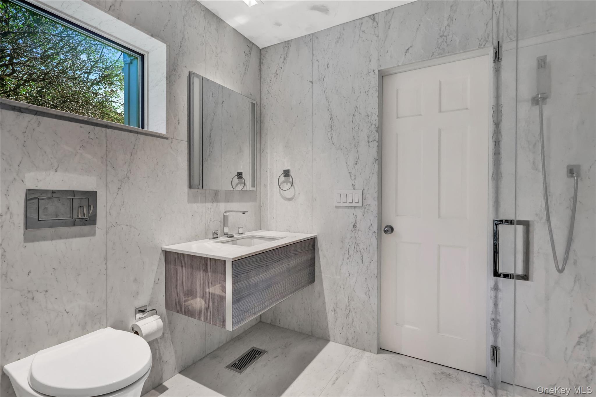 83 Cliff Road, Port Jefferson, NY 11777