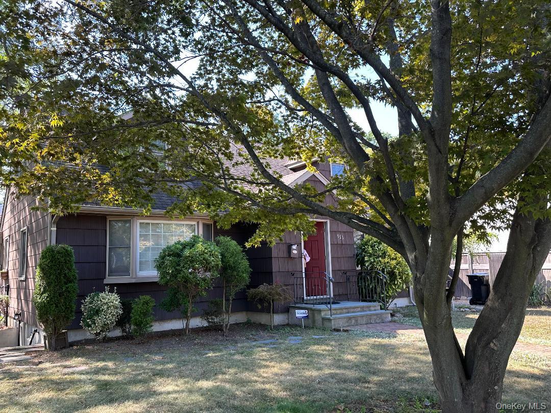 611 Asharoken Boulevard, Bay Shore, NY 11706