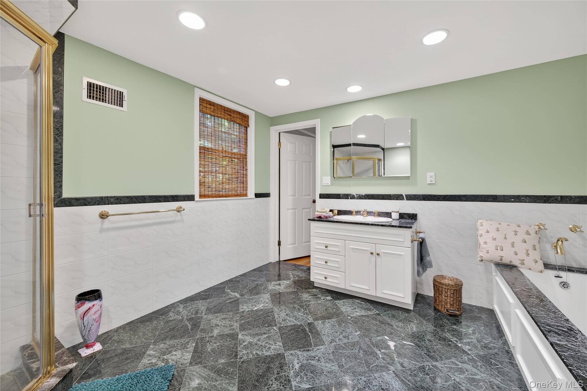 61 Weir Lane, Locust Valley, NY 11560