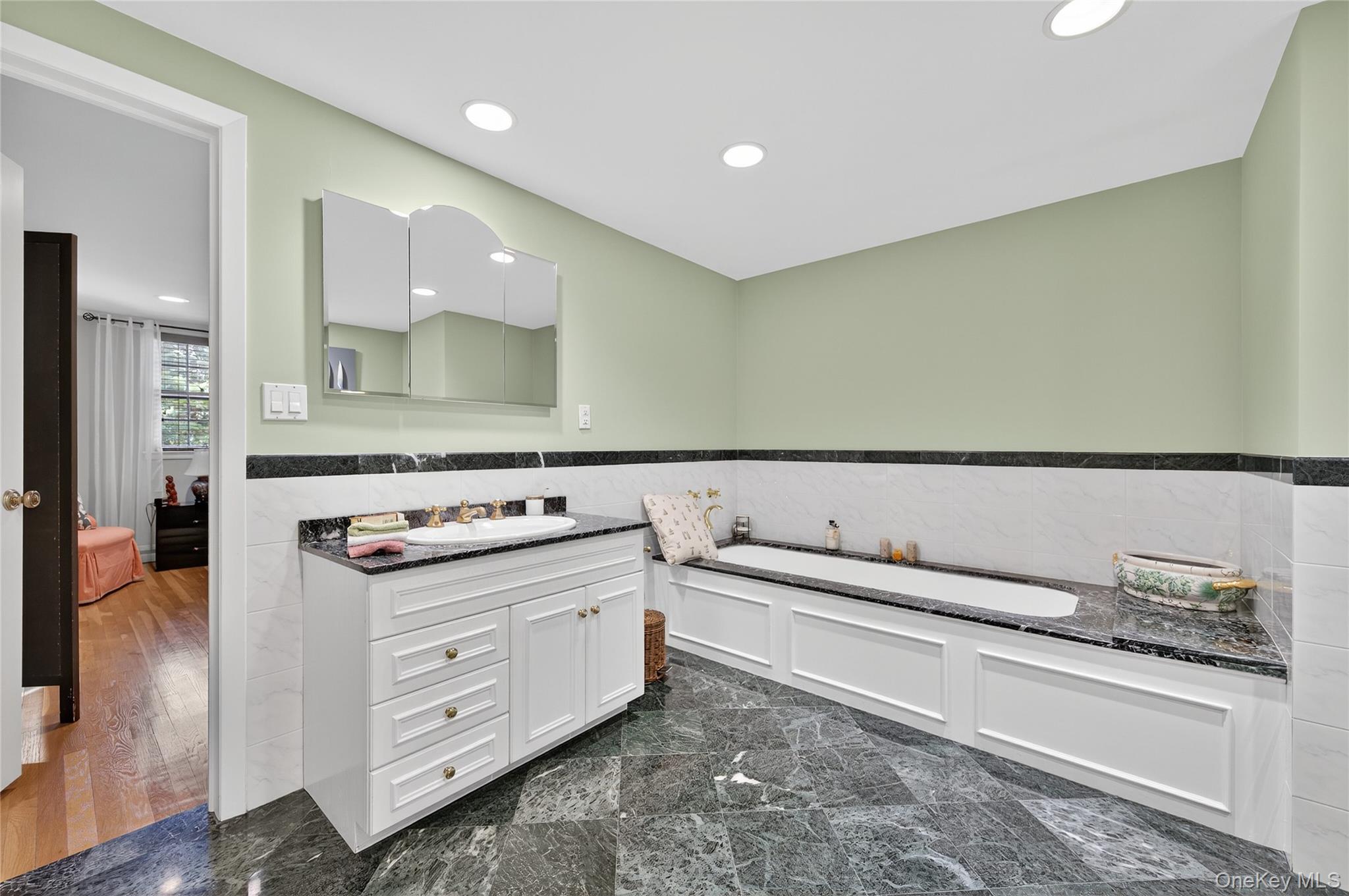 61 Weir Lane, Locust Valley, NY 11560