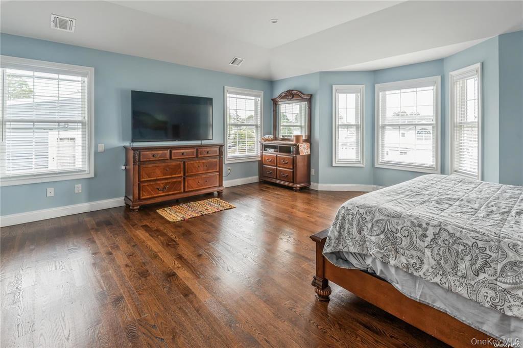 45 Meeting Lane, Hicksville, NY 11801