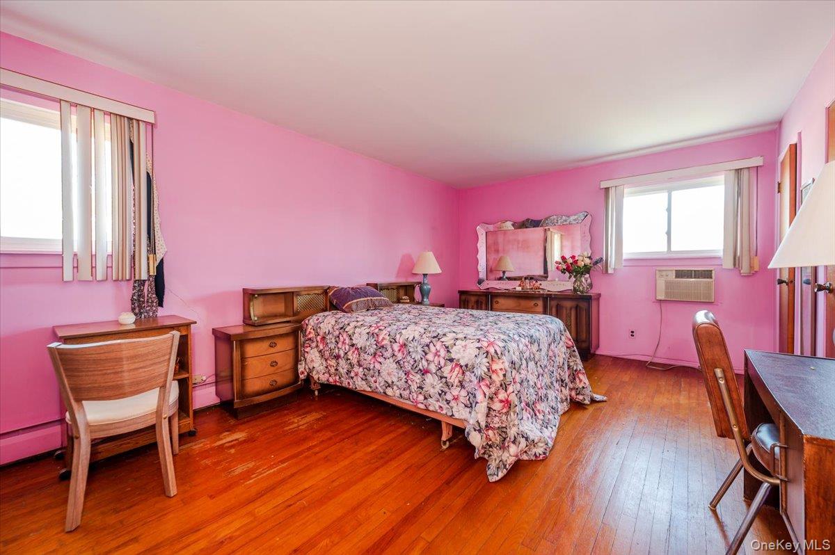 10 Meadow Road, Inwood, NY 11096