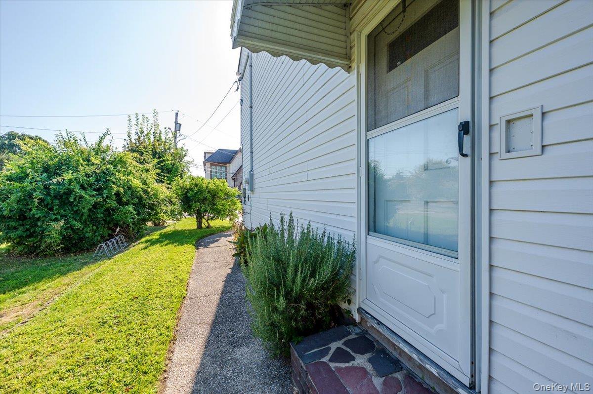 10 Meadow Road, Inwood, NY 11096