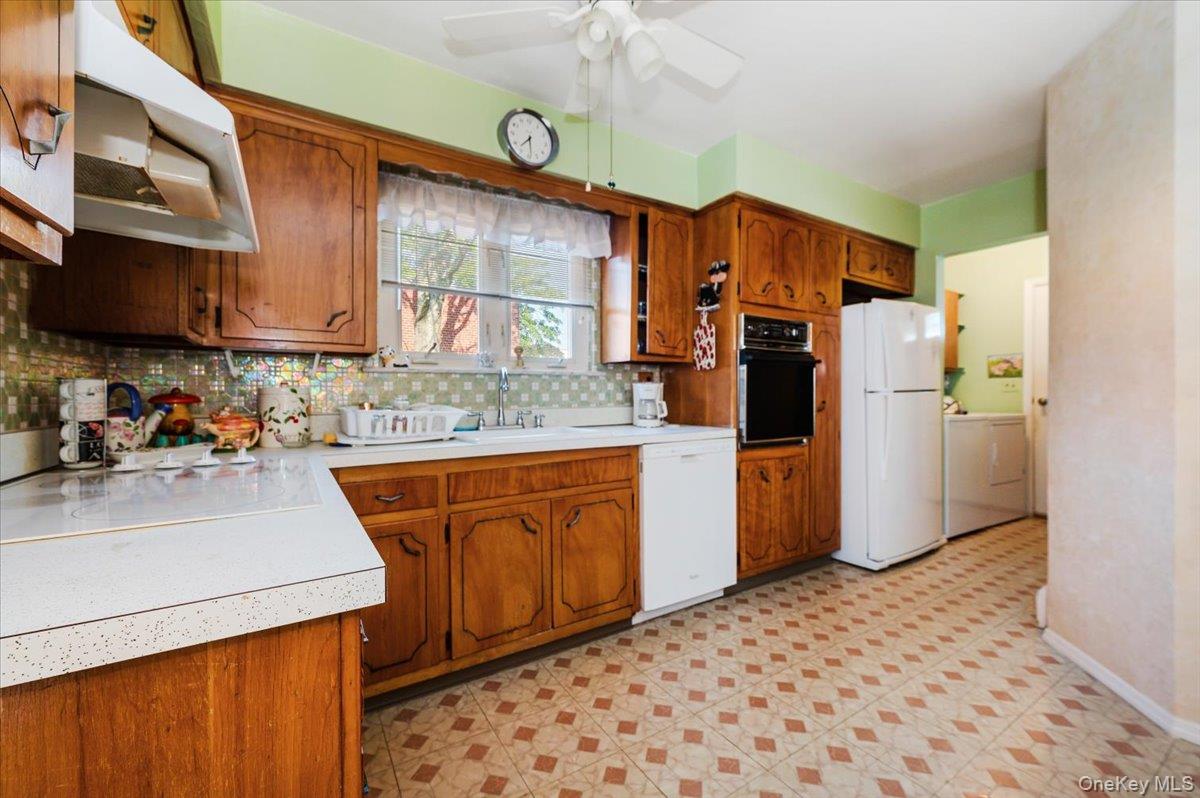 10 Meadow Road, Inwood, NY 11096