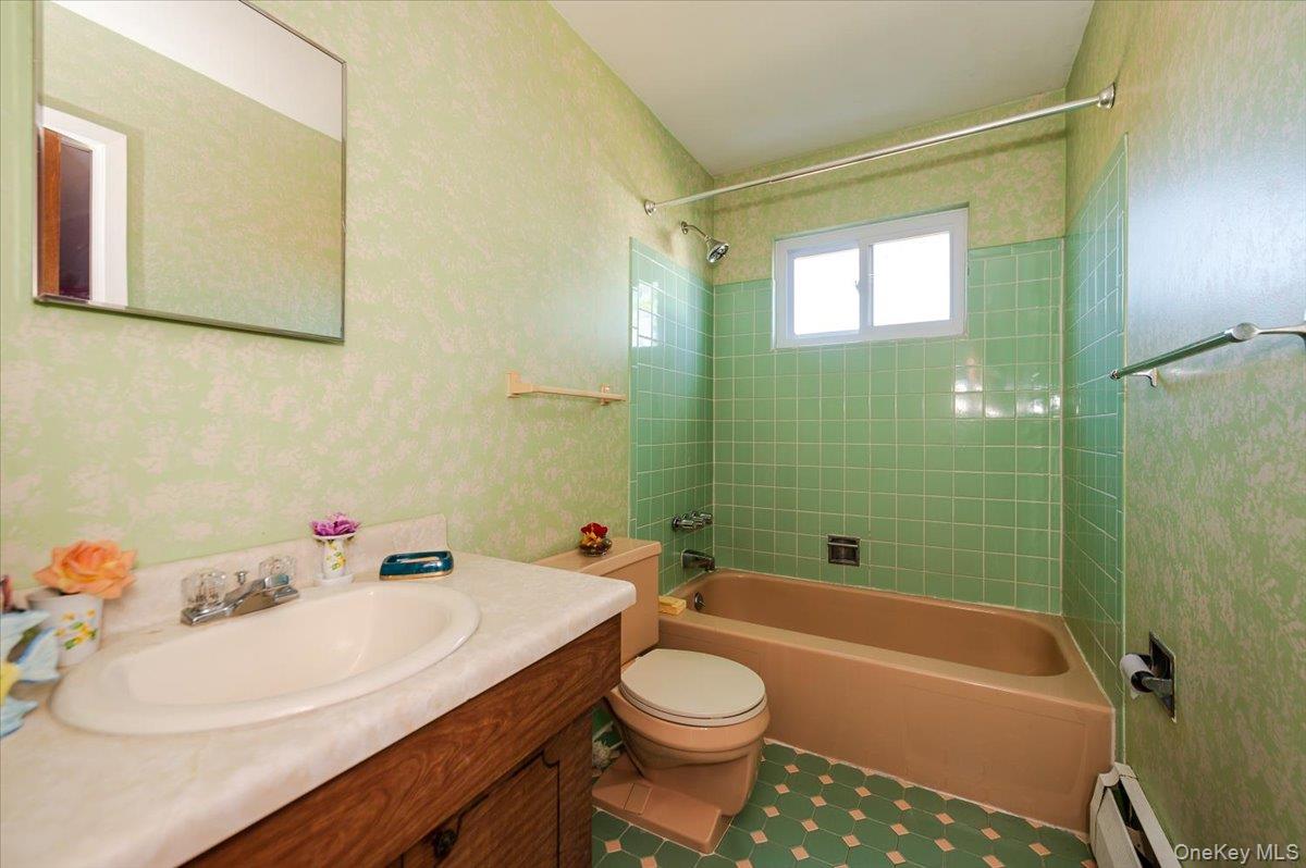 10 Meadow Road, Inwood, NY 11096