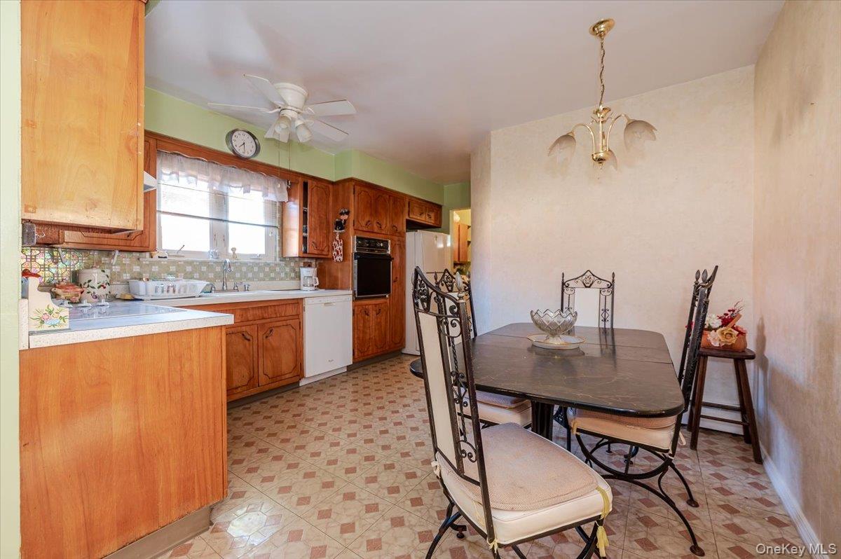 10 Meadow Road, Inwood, NY 11096