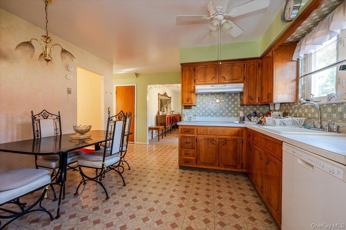 10 Meadow Road, Inwood, NY 11096