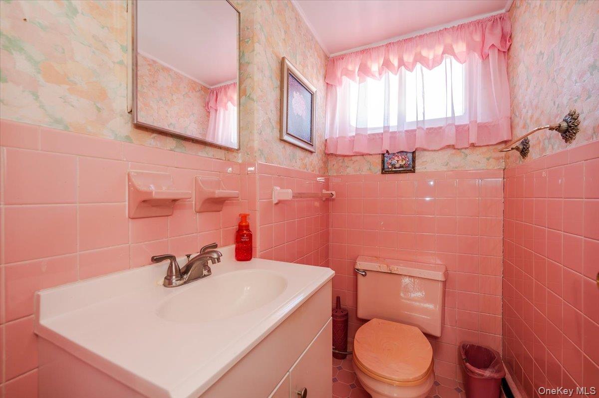 10 Meadow Road, Inwood, NY 11096