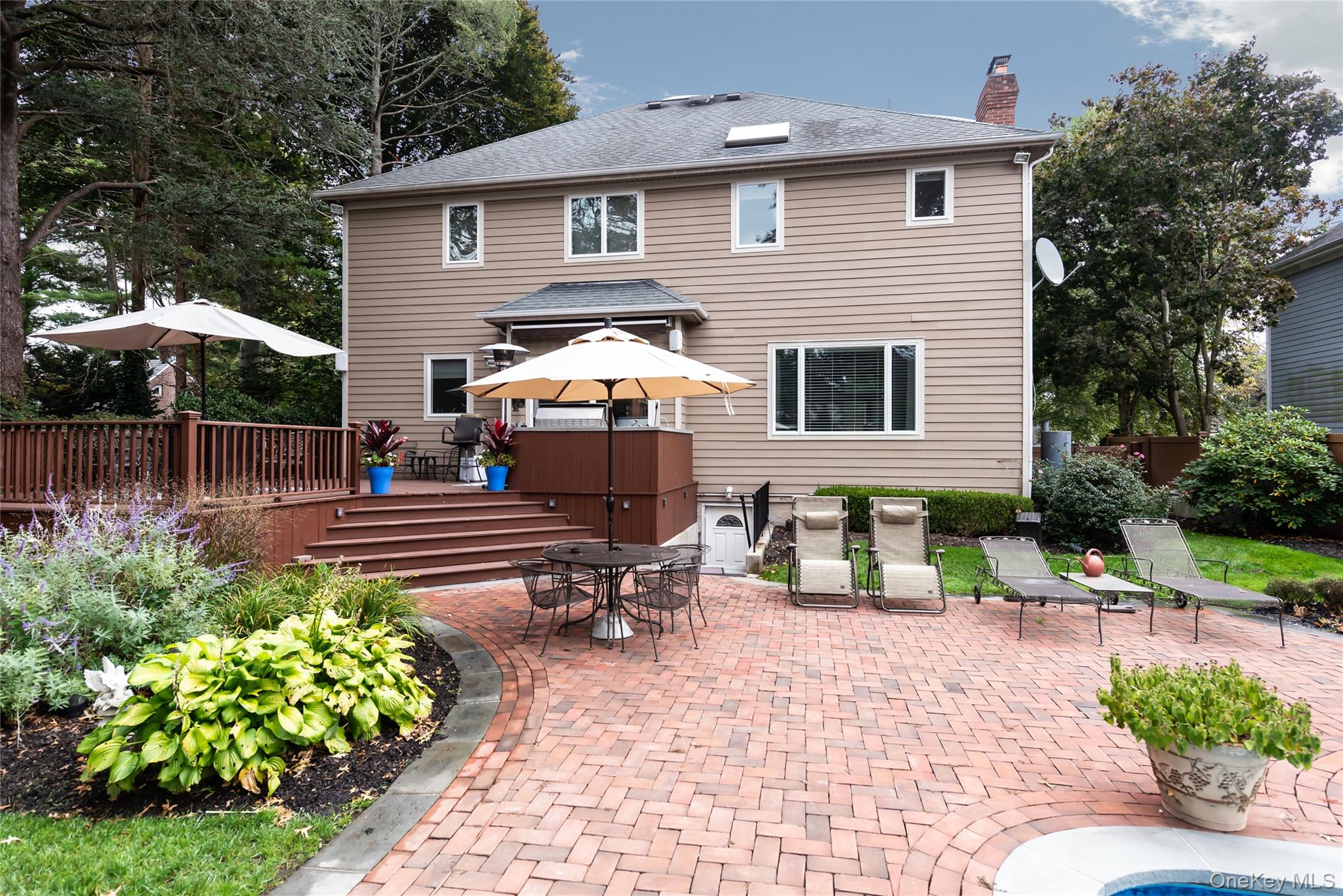 65 Oriole Way, Westbury, NY 11590