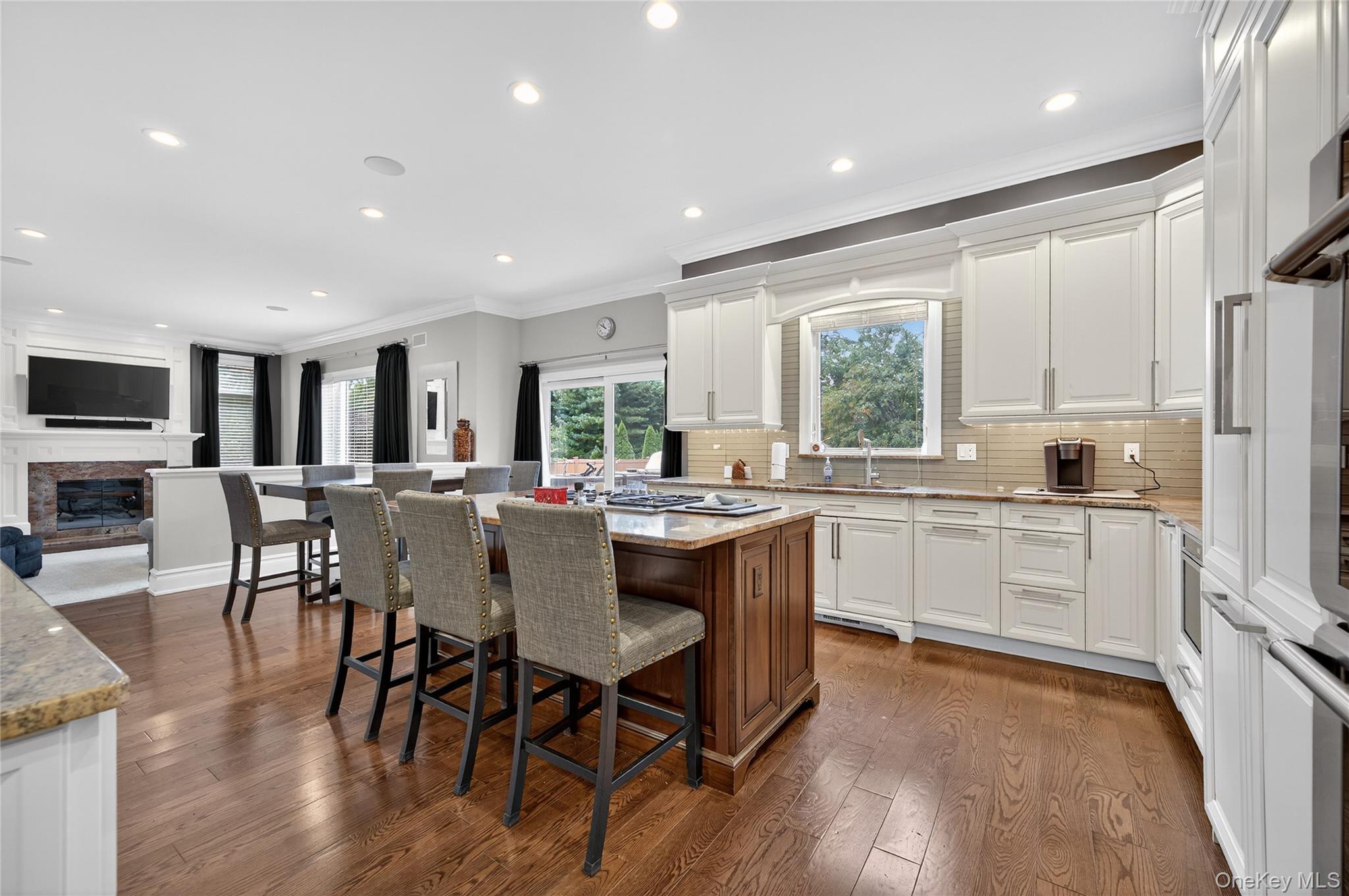 65 Oriole Way, Westbury, NY 11590