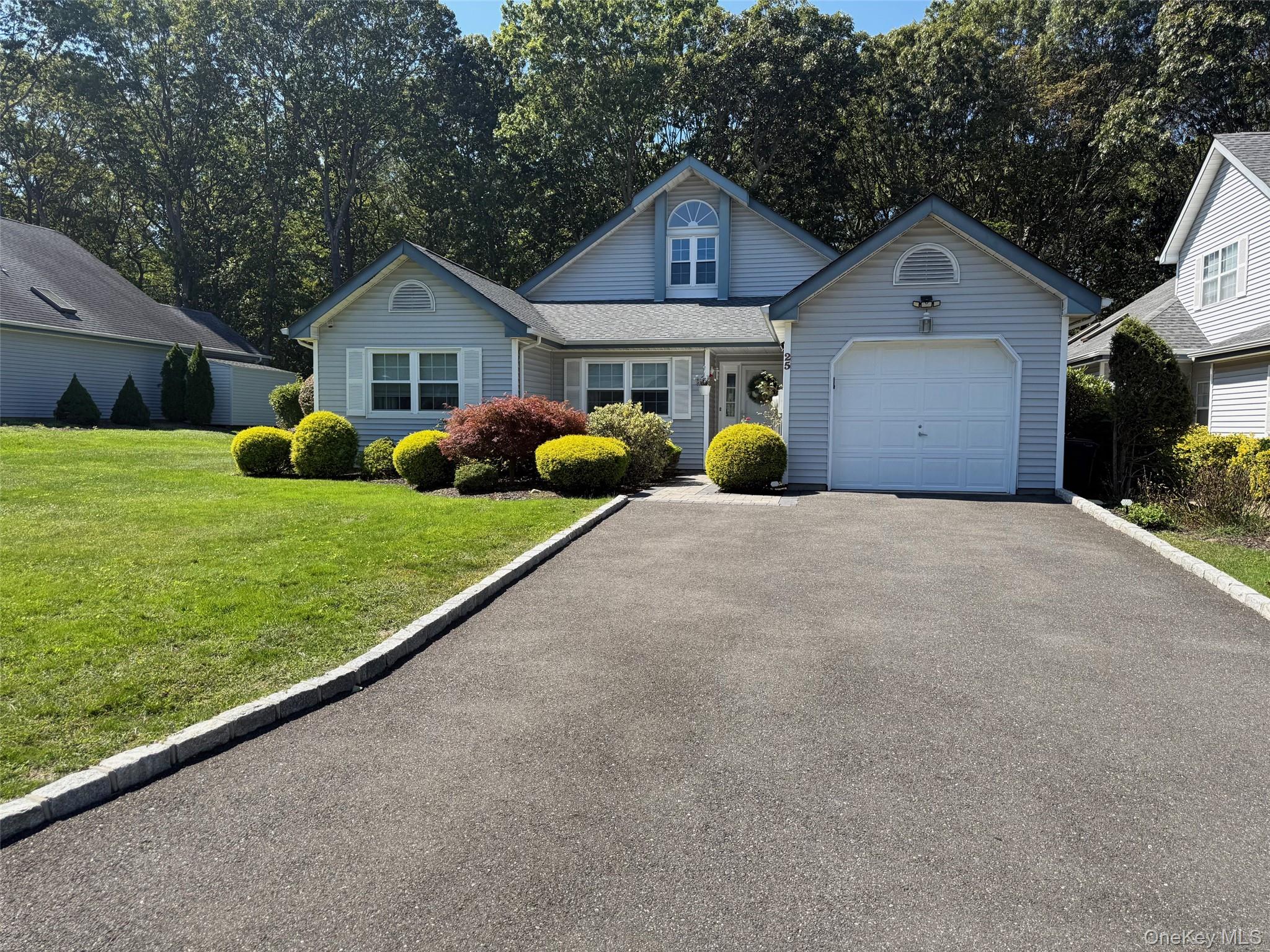 25 Huntingdale Way, Middle Island, NY 11953