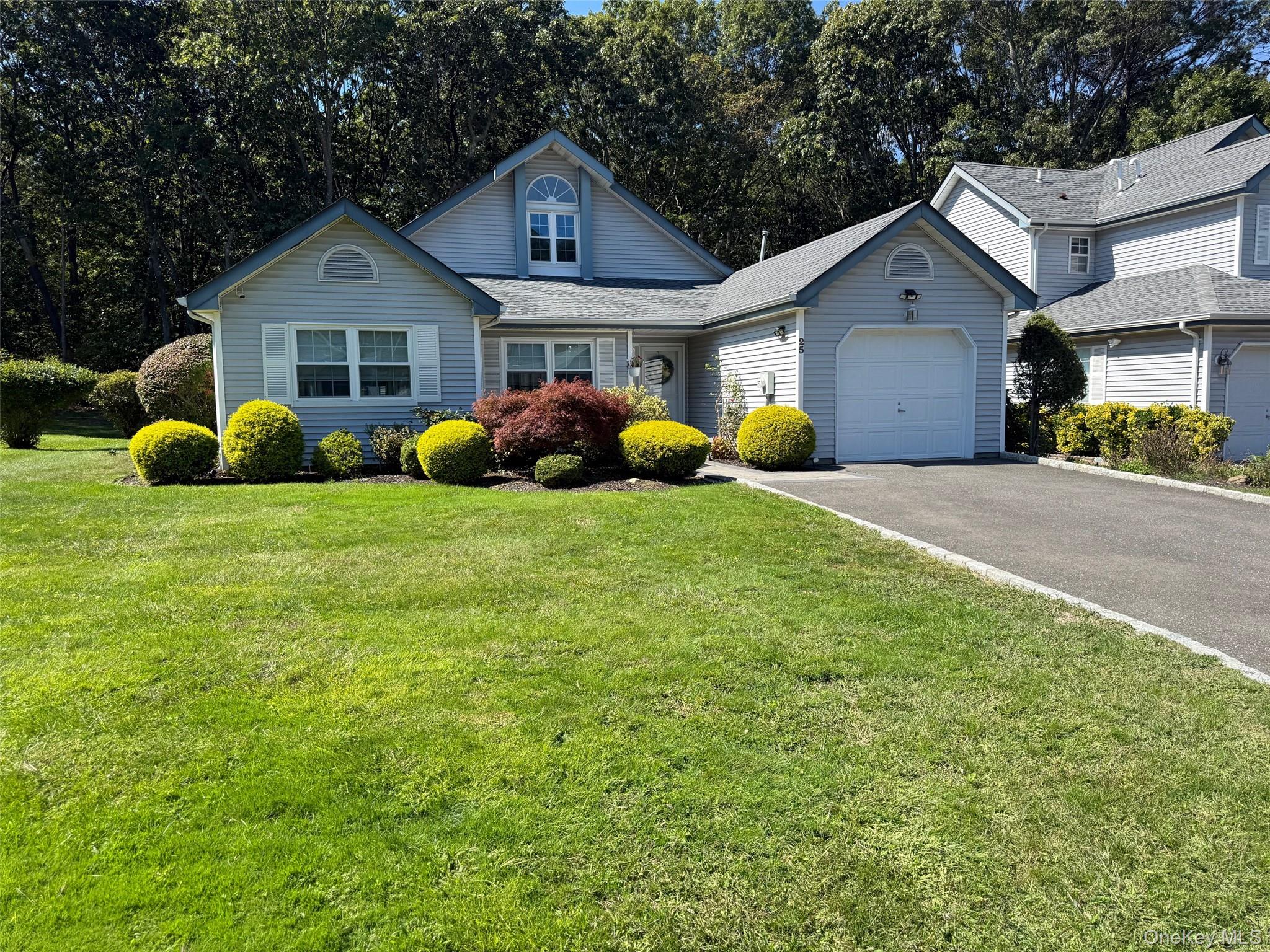 25 Huntingdale Way, Middle Island, NY 11953