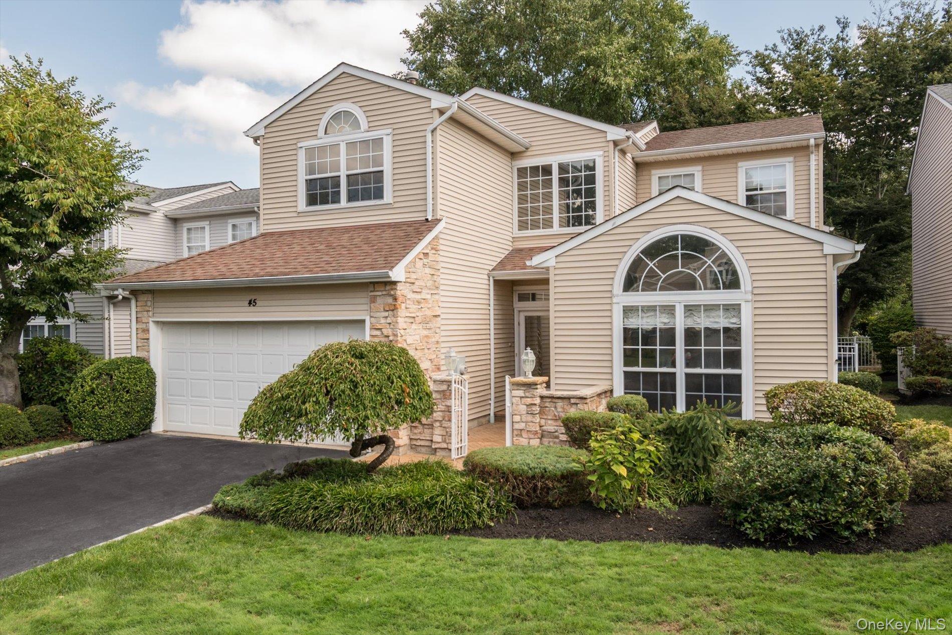 45 Hamlet Drive, Hauppauge, NY 11788