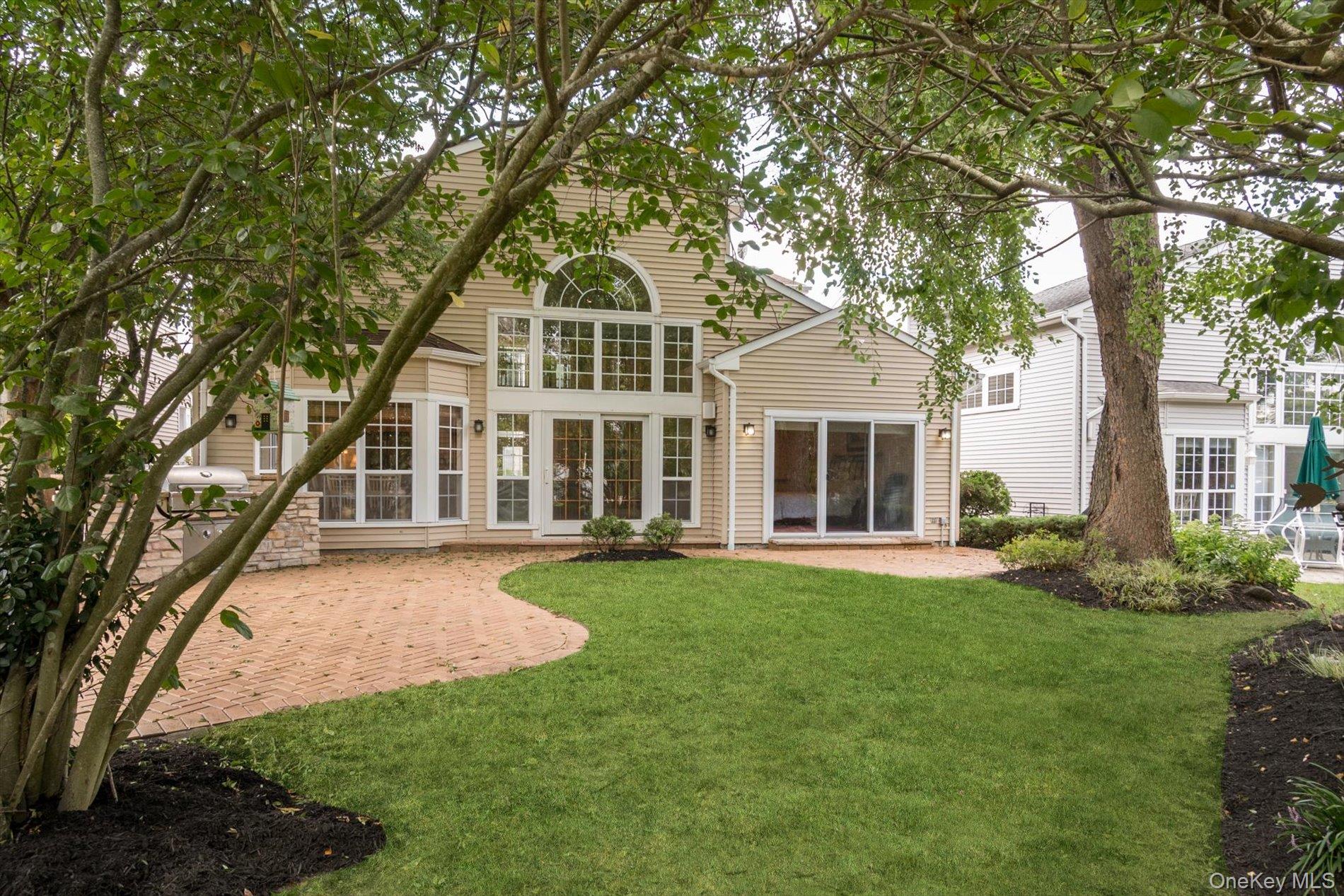 45 Hamlet Drive, Hauppauge, NY 11788