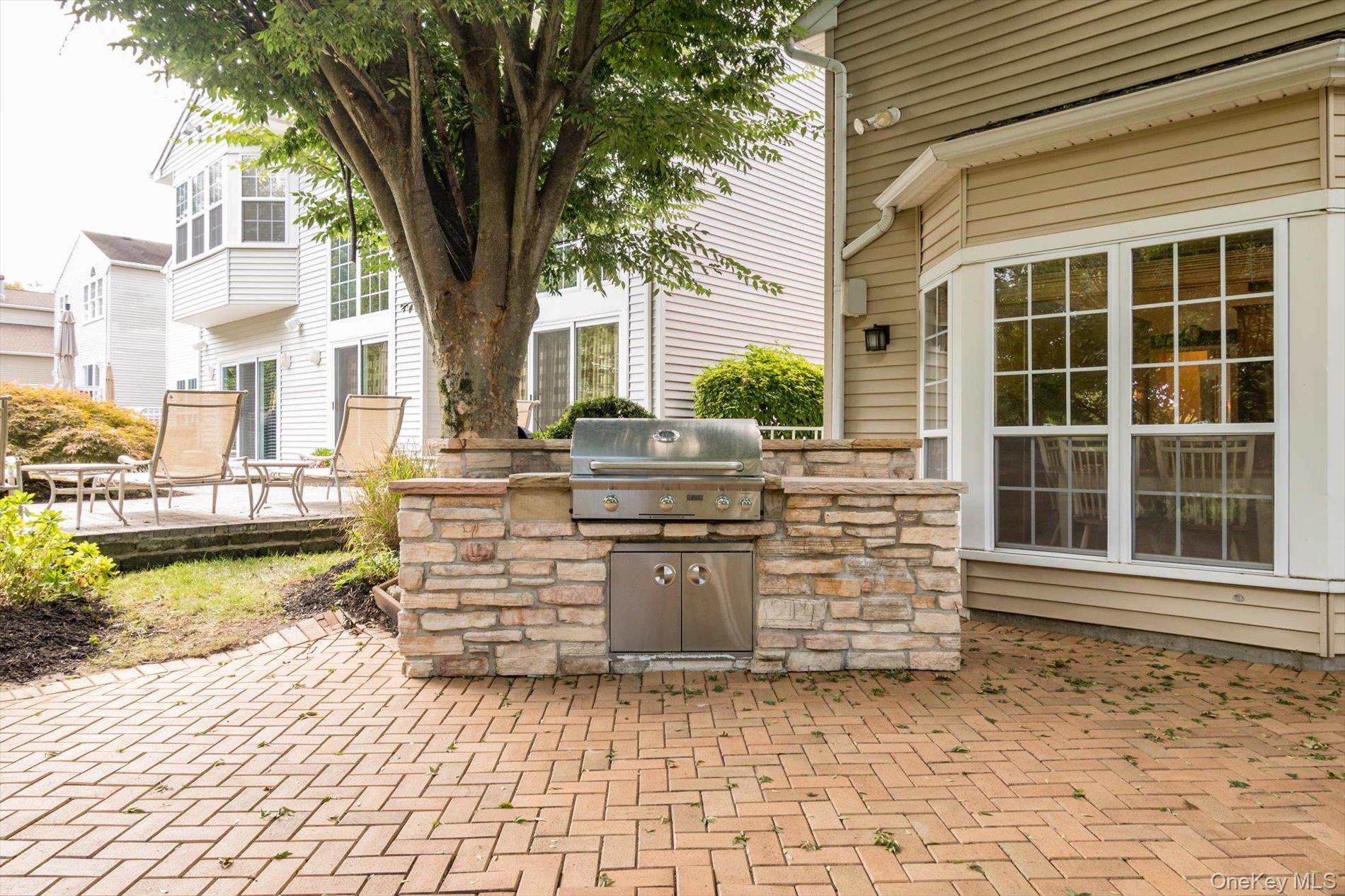 45 Hamlet Drive, Hauppauge, NY 11788