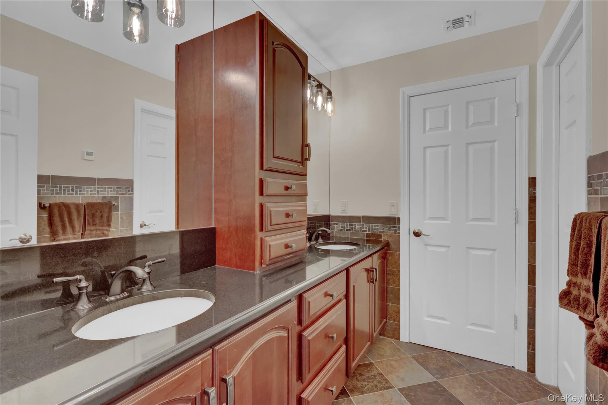 105 Cliff Road, Port Jefferson, NY 11777