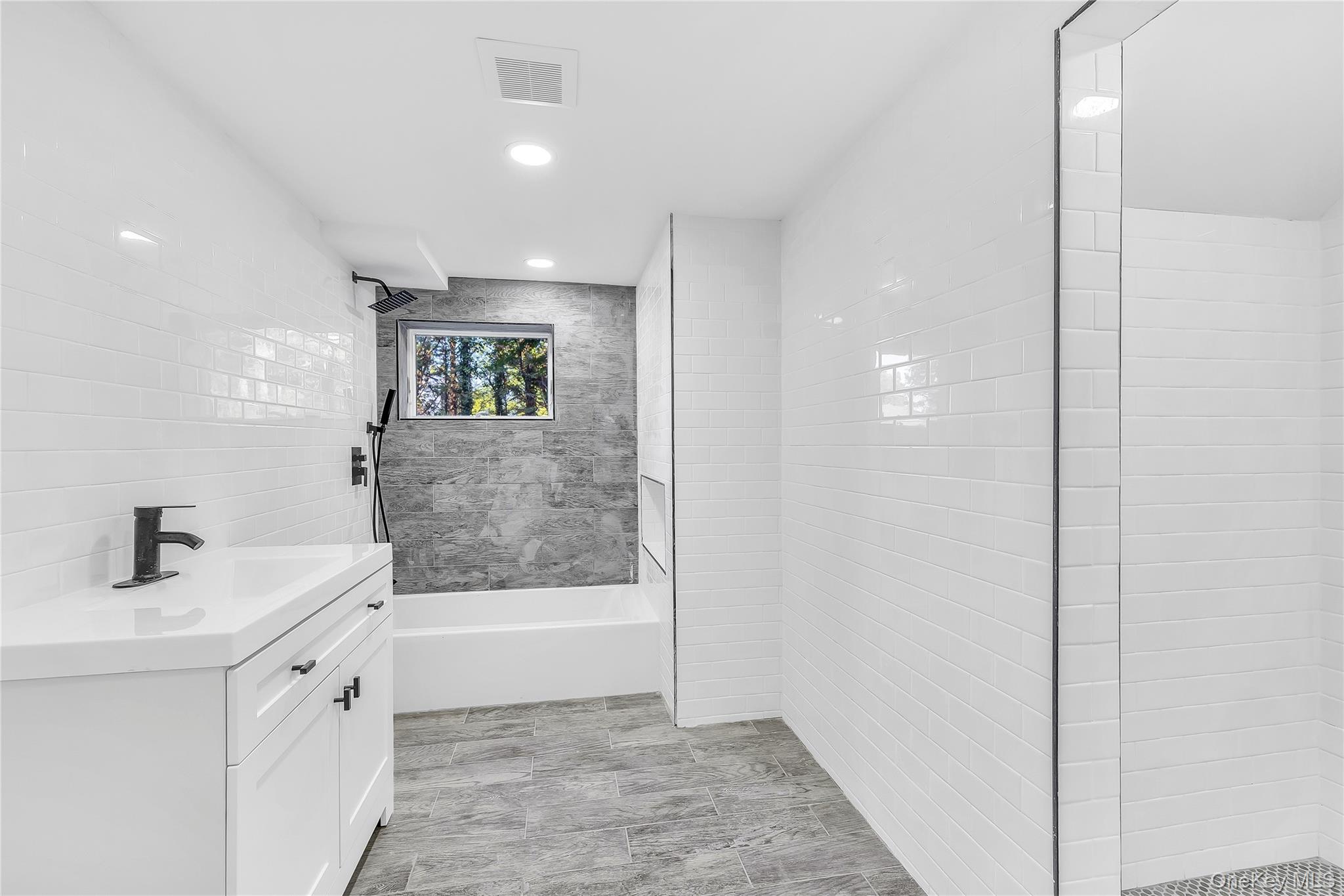 1 Richardson Avenue, Sea Cliff, NY 11579