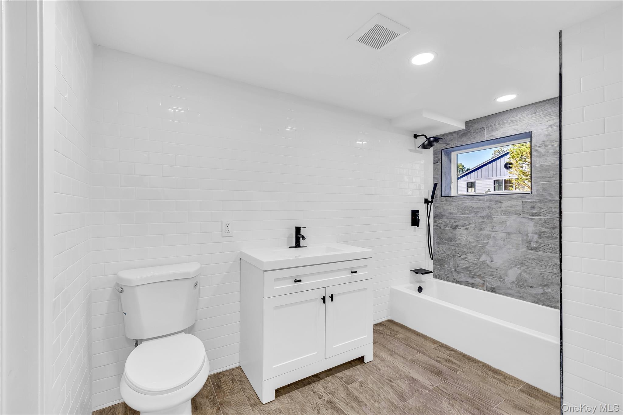 1 Richardson Avenue, Sea Cliff, NY 11579