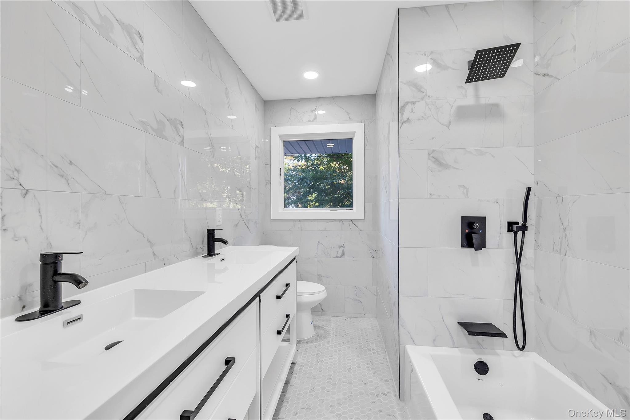 1 Richardson Avenue, Sea Cliff, NY 11579