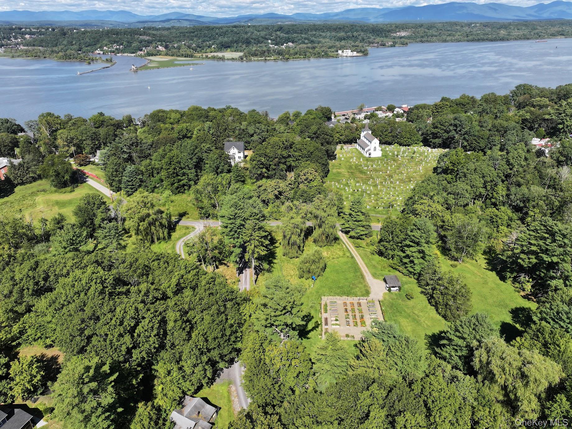 18 Denu Way, Rhinecliff, NY 12574