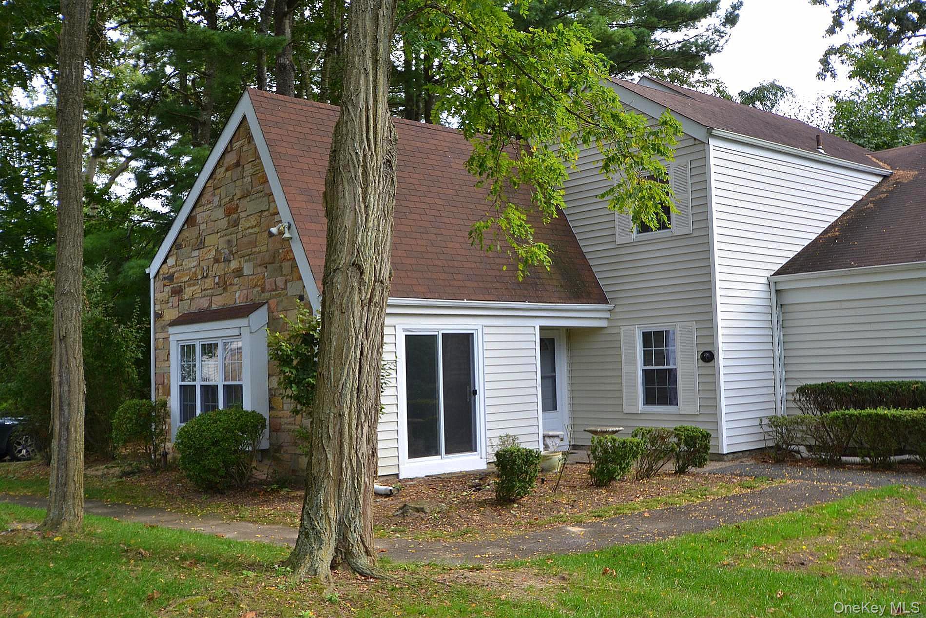 5 Hunt Club Drive, Coram, NY 11727