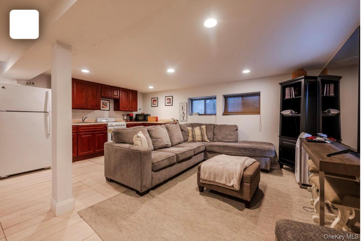 690 Park Lane, North Woodmere, NY 11581