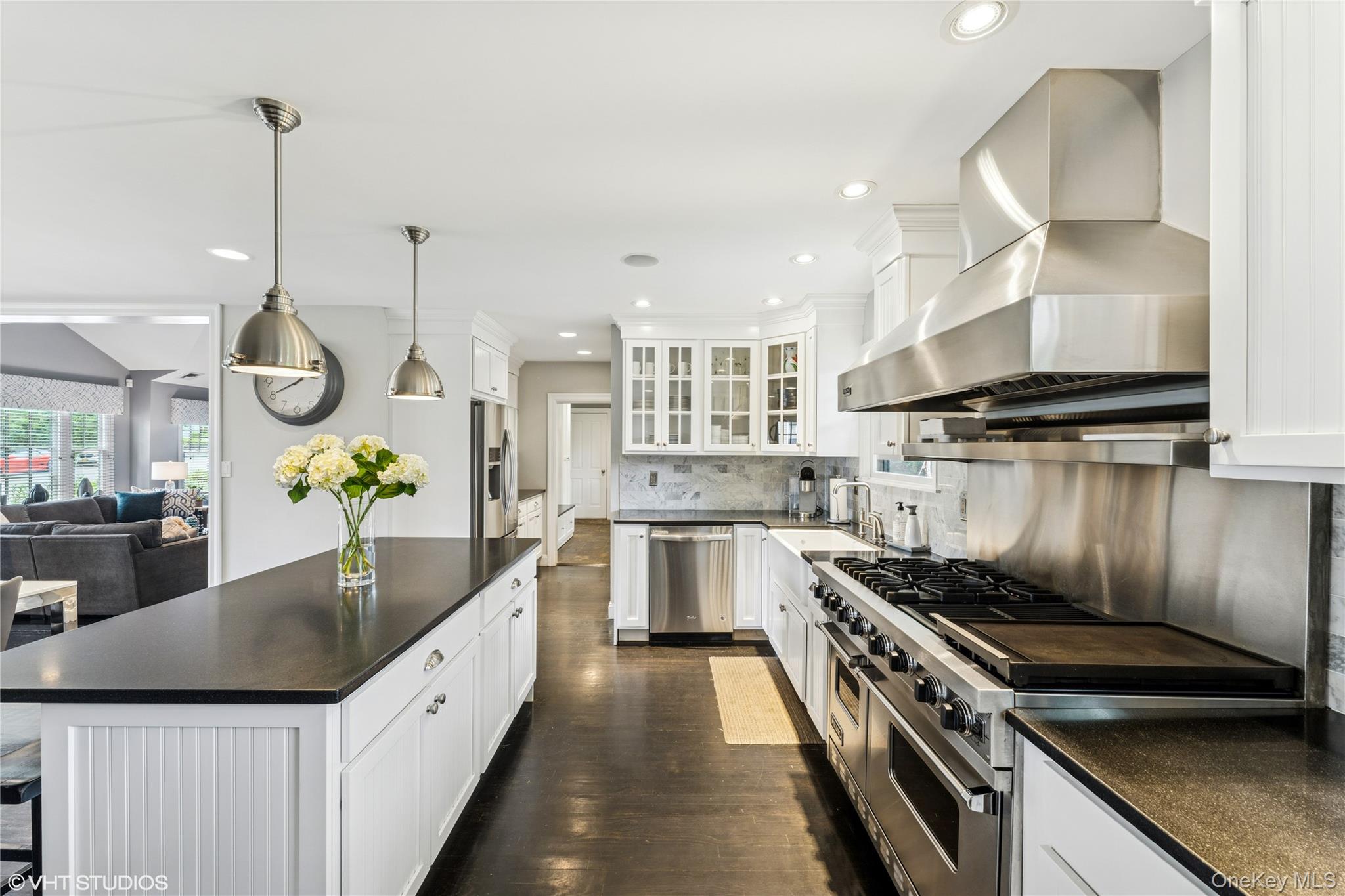 15 Flamingo Road, East Hills, NY 11576