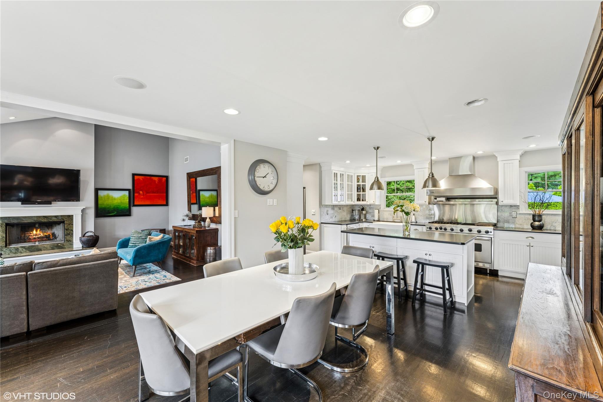 15 Flamingo Road, East Hills, NY 11576