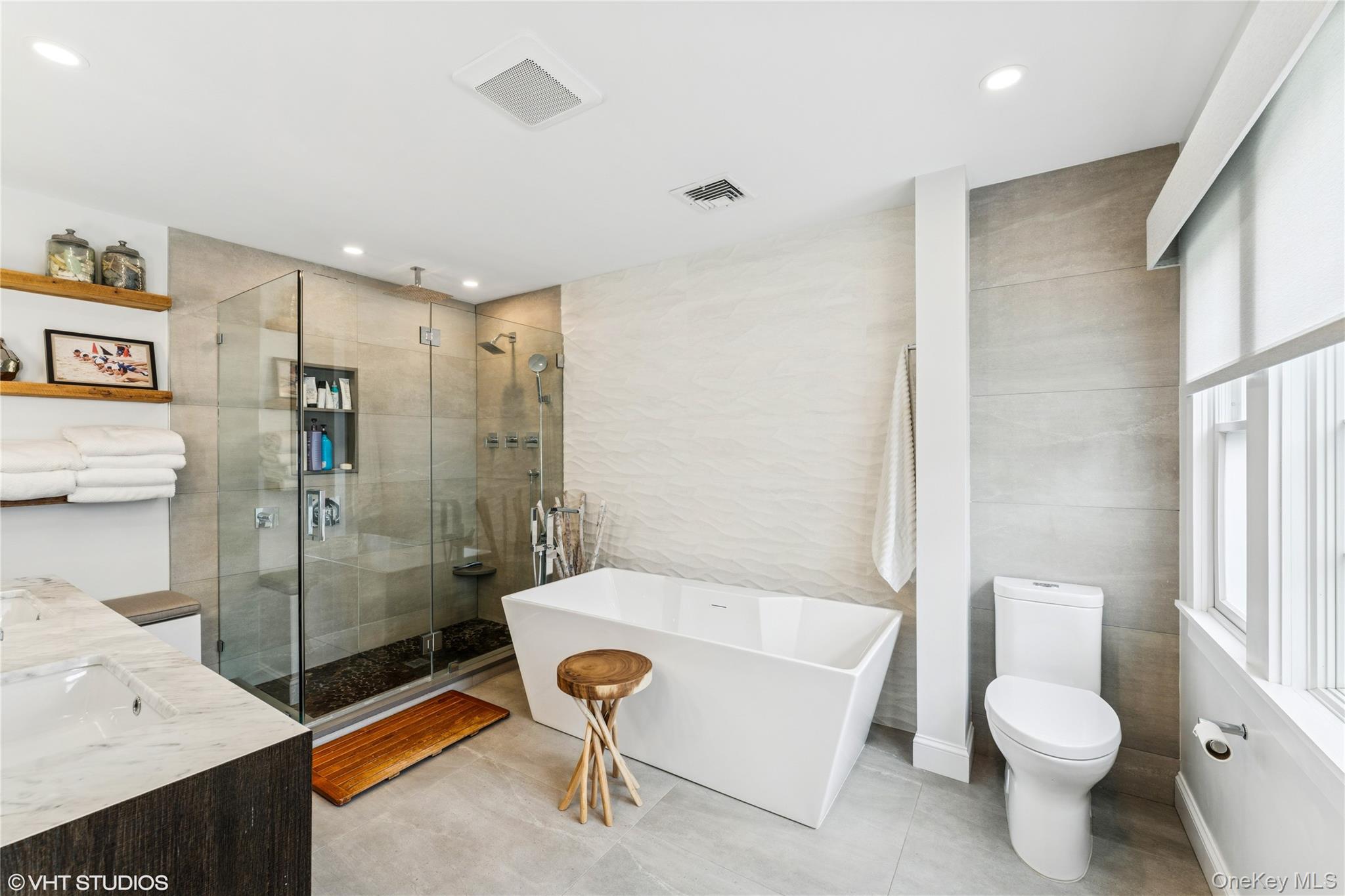 15 Flamingo Road, East Hills, NY 11576